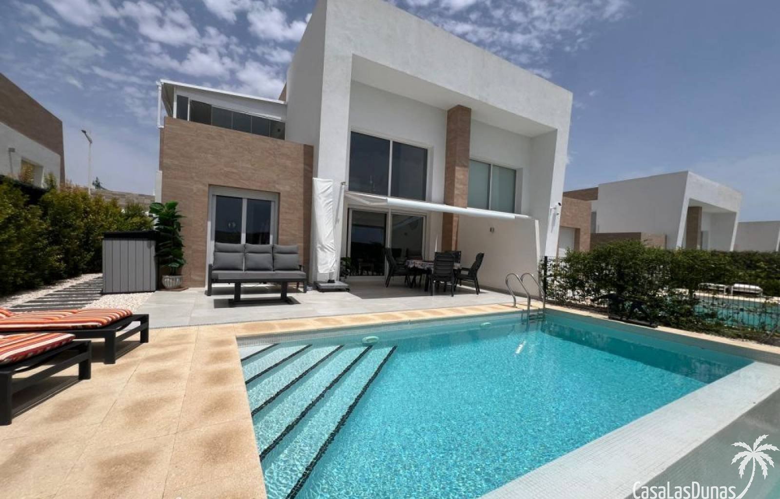  Diese moderne Designvilla wurde 2022 in der Nähe des Golfplatzes La Finca erbaut und bietet helle und geräumige Unterkünfte auf 2 Ebenen mit privatem