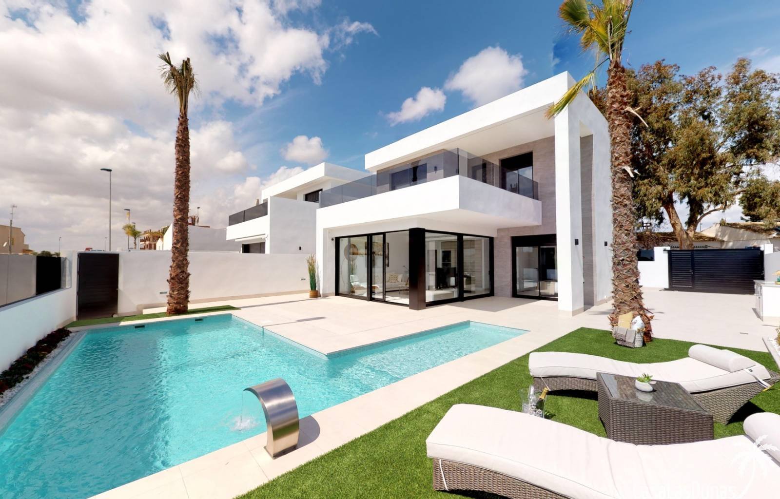  Diese Doppelhaushälften liegen nur 10 Gehminuten vom Strand Mar Menor entfernt. Das Haus ist innen sehr geräumig und verfügt über große Terrassen. Es