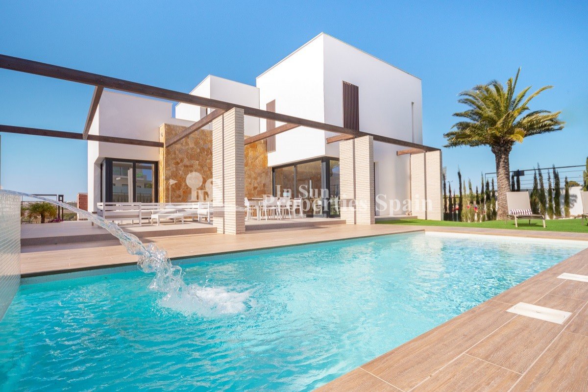
												FANTASTISCHE LUXUS-VILLA, freistehend, in CAMPOAMOR nur 2 Minuten zu Fuß vom Strand entfernt.

Diese 195m2 Villa ist auf einem großen Gru