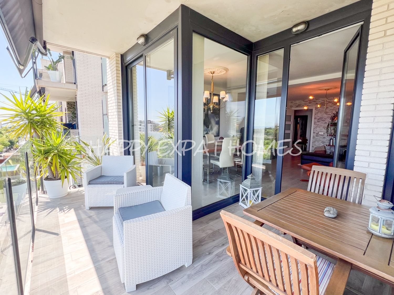 Dieses prächtige Apartment besticht durch sein Design, seine großzügigen Räume und Energieeffizienz. Es befindet sich in einem modernen Gebäude aus En