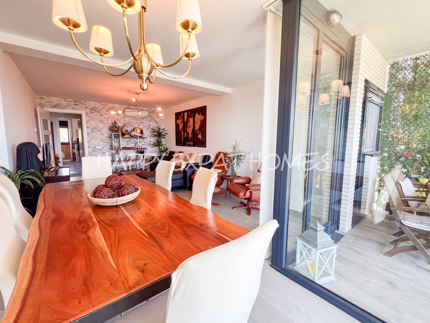 Dieses prächtige Apartment besticht durch sein Design, seine großzügigen Räume und Energieeffizienz. Es befindet sich in einem modernen Gebäude aus En