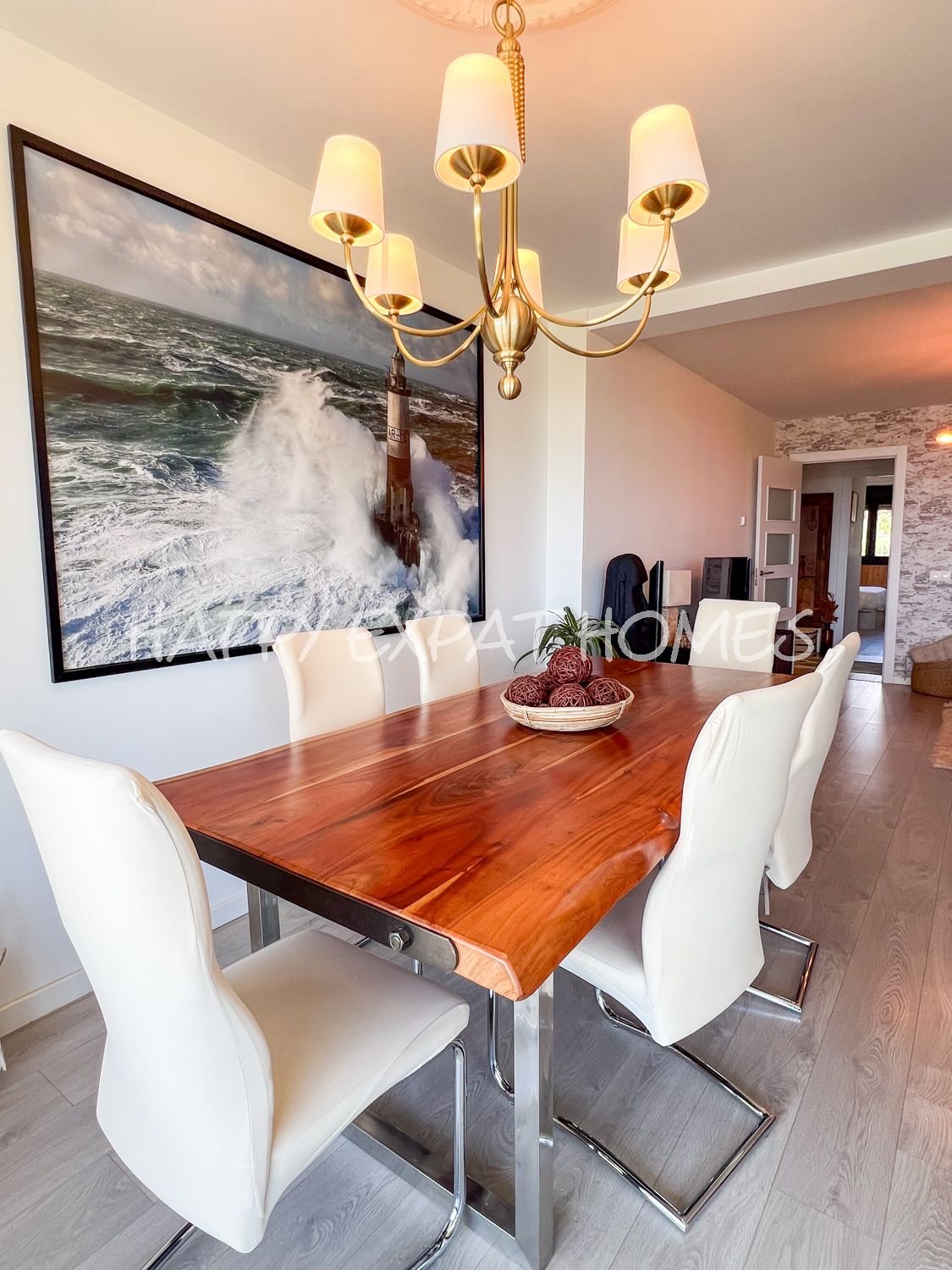 Dieses prächtige Apartment besticht durch sein Design, seine großzügigen Räume und Energieeffizienz. Es befindet sich in einem modernen Gebäude aus En
