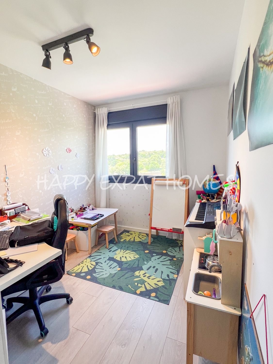 Dieses prächtige Apartment besticht durch sein Design, seine großzügigen Räume und Energieeffizienz. Es befindet sich in einem modernen Gebäude aus En