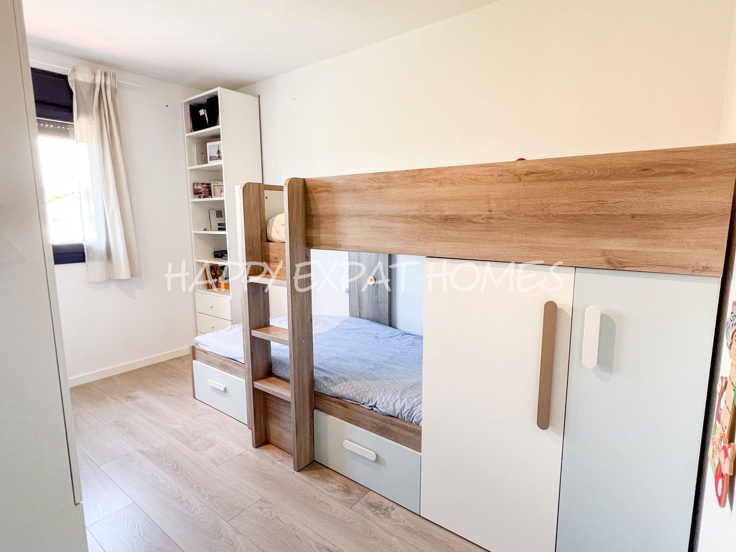 Dieses prächtige Apartment besticht durch sein Design, seine großzügigen Räume und Energieeffizienz. Es befindet sich in einem modernen Gebäude aus En
