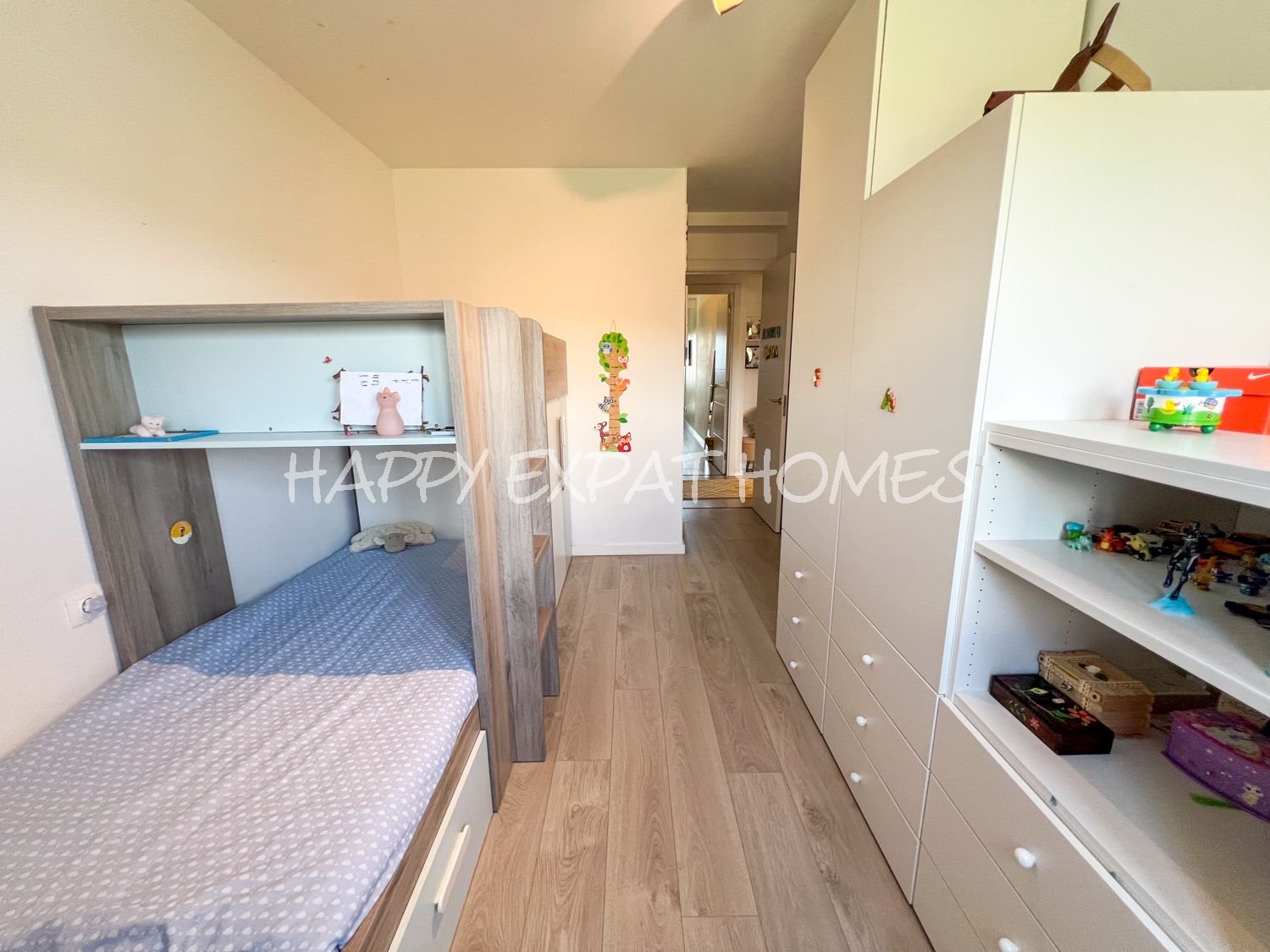 Dieses prächtige Apartment besticht durch sein Design, seine großzügigen Räume und Energieeffizienz. Es befindet sich in einem modernen Gebäude aus En