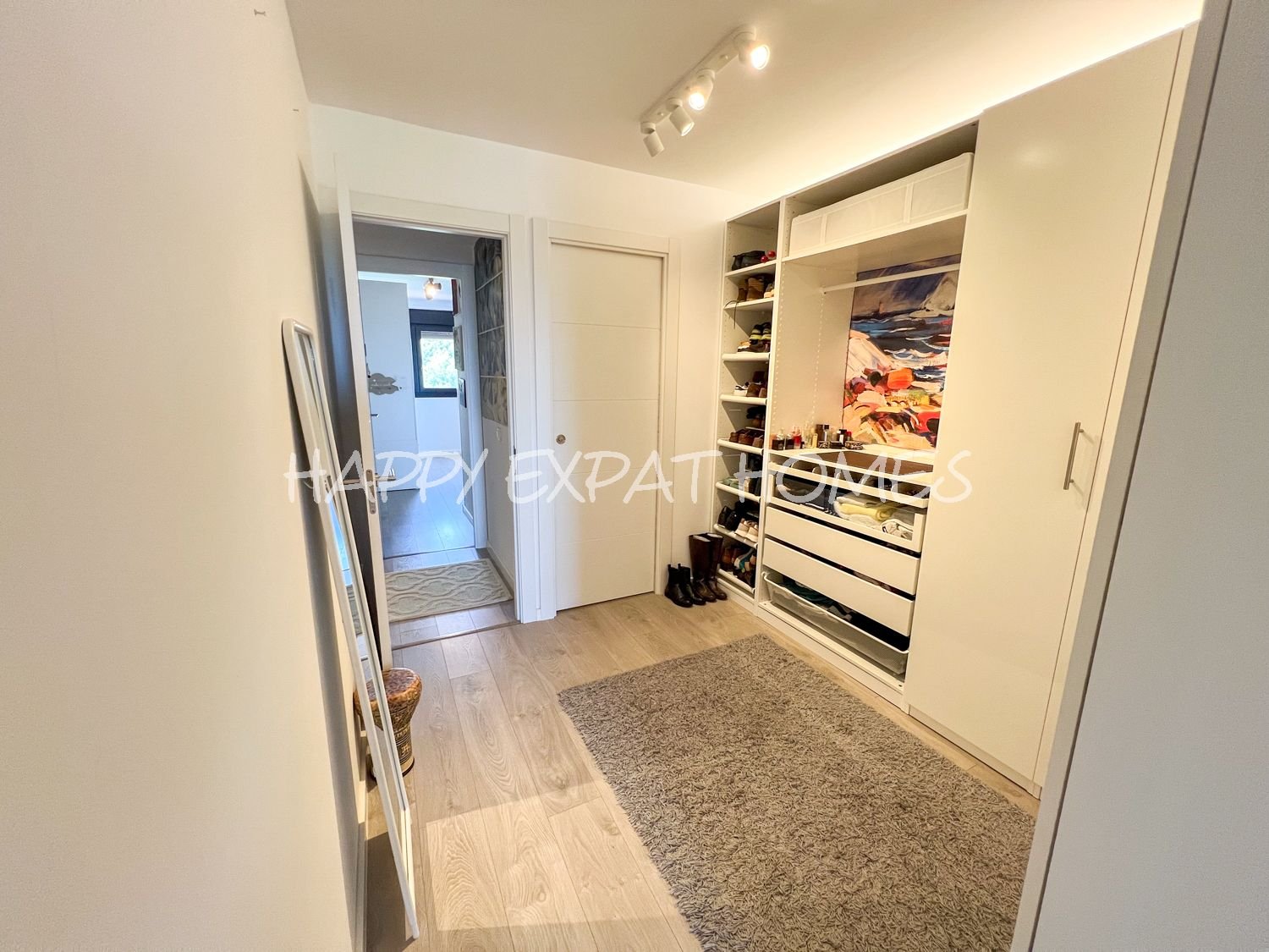Dieses prächtige Apartment besticht durch sein Design, seine großzügigen Räume und Energieeffizienz. Es befindet sich in einem modernen Gebäude aus En