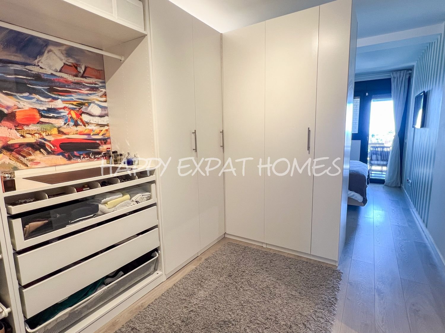Dieses prächtige Apartment besticht durch sein Design, seine großzügigen Räume und Energieeffizienz. Es befindet sich in einem modernen Gebäude aus En
