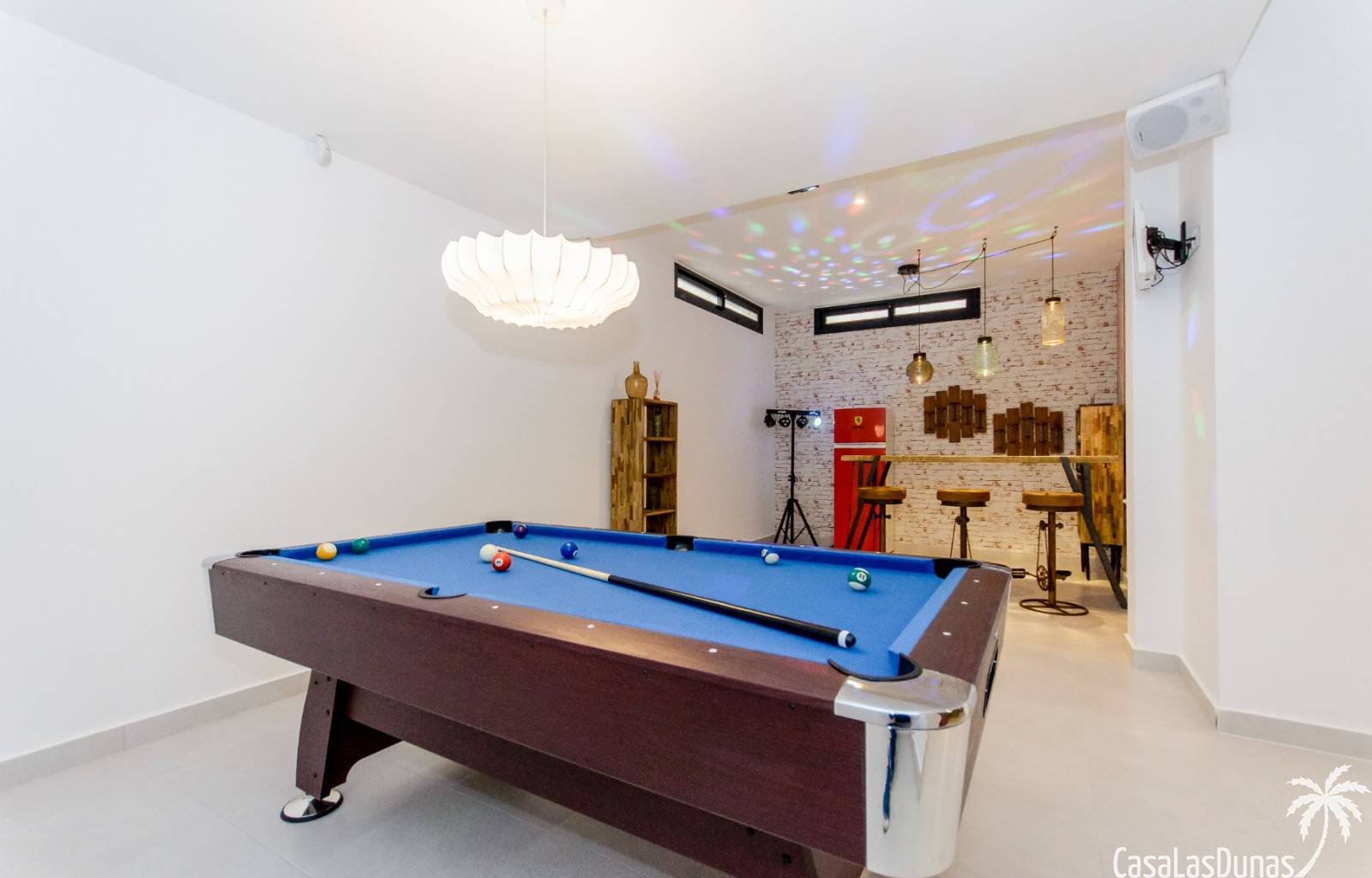 Wirklich eine hervorragende Villa auf einem Grundstück von 440 m2 und mit 153 m2 Nutzfläche! Diese Villa mit 4 Schlafzimmern, 3 Bädern und einer Stan