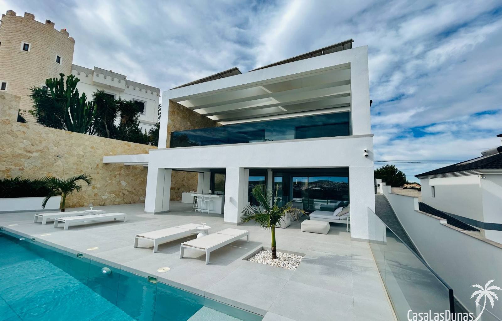 Luxusvilla-Schlüssel bereit!
 Komplett möblierte Villa in wunderschöner Lage in Ciudad Quesada. Diese Villa bietet einen wunderschönen Blick auf die
