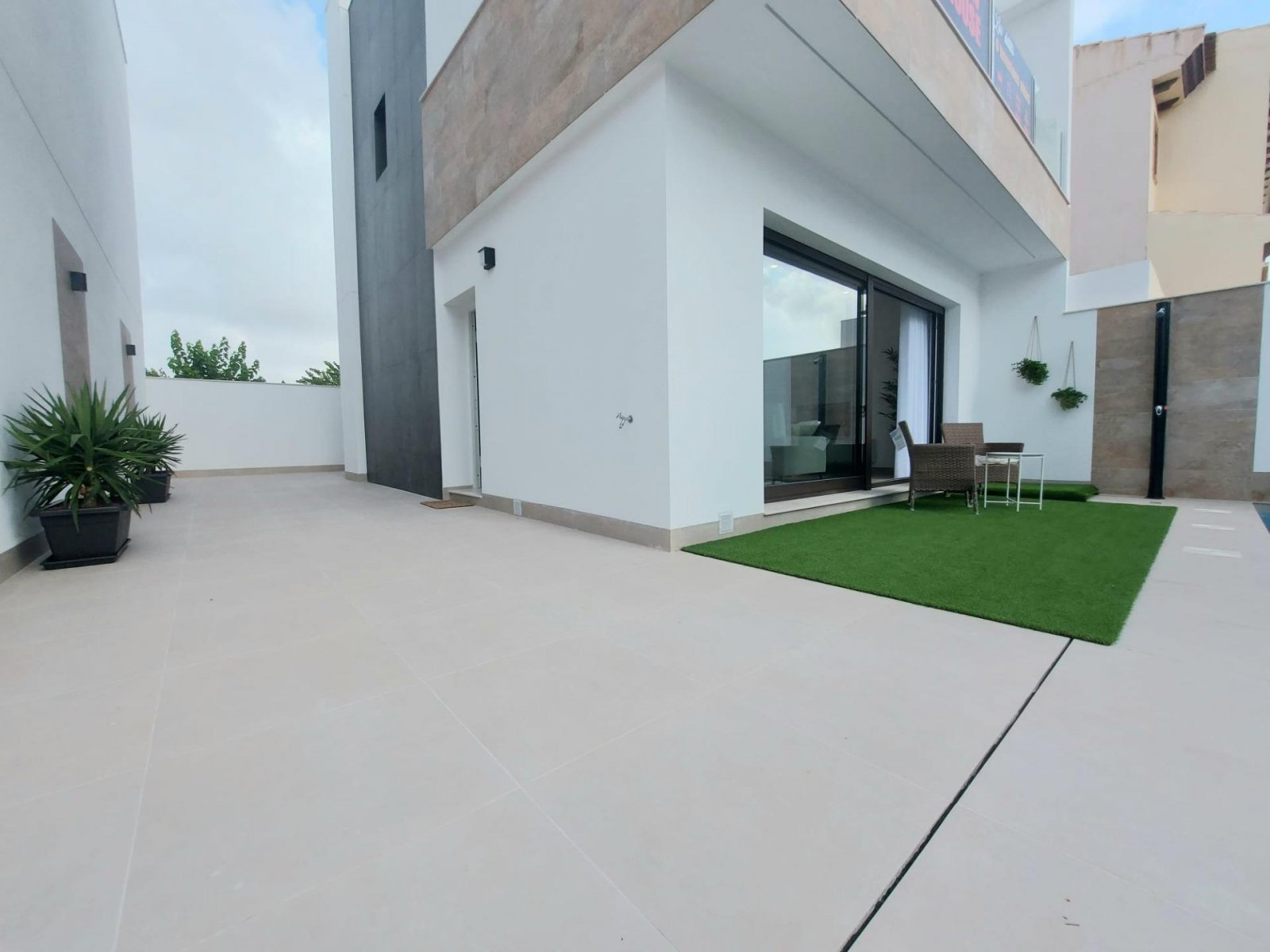 NEU GEBAUTE VILLEN IN SAN PEDRO DEL PINATAR Neu gebaute moderne Villen in der Nähe des Zentrums von San Pedro del Pinatar. Villen bauen ü