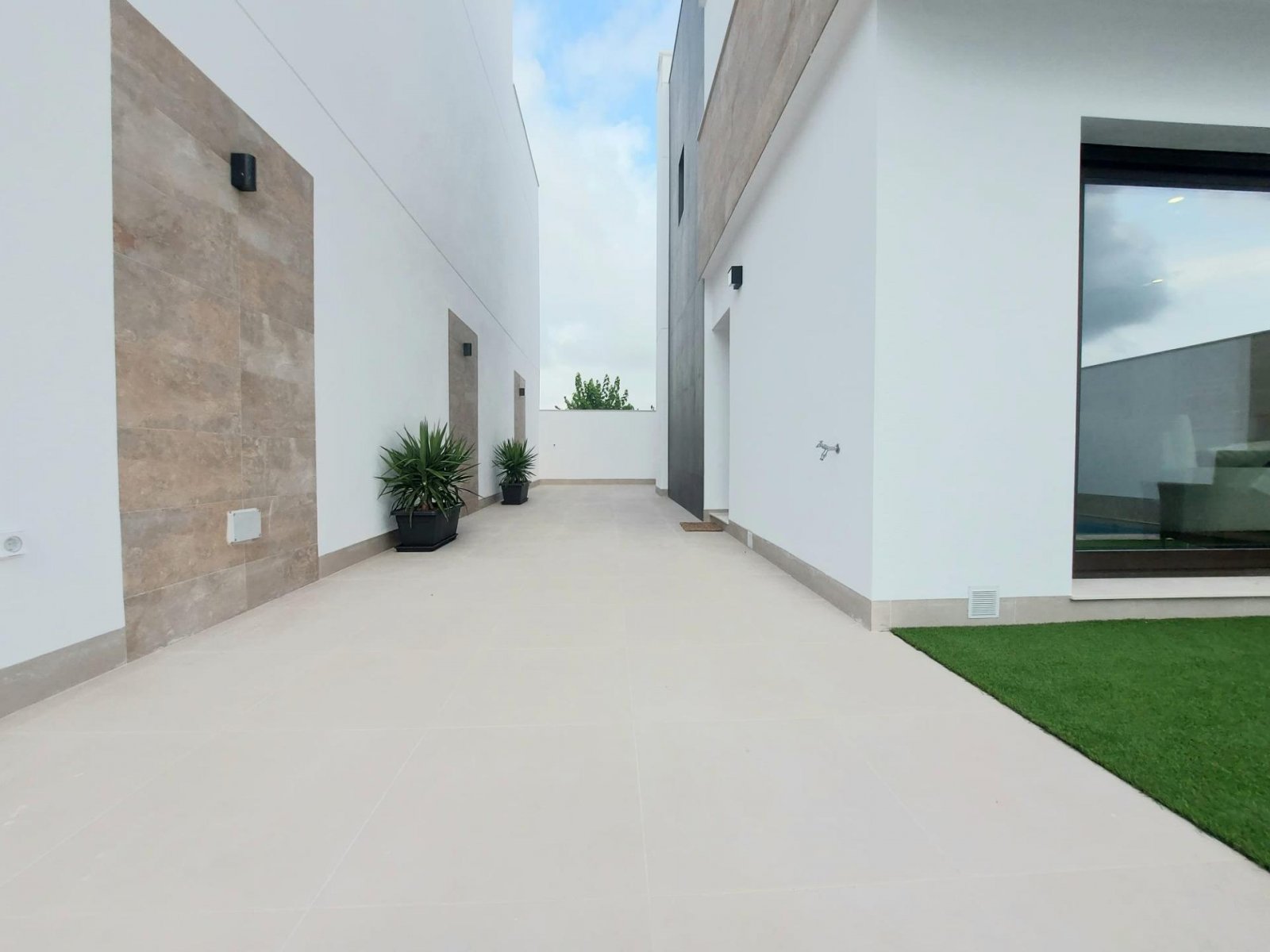 NEU GEBAUTE VILLEN IN SAN PEDRO DEL PINATAR Neu gebaute moderne Villen in der Nähe des Zentrums von San Pedro del Pinatar. Villen bauen ü