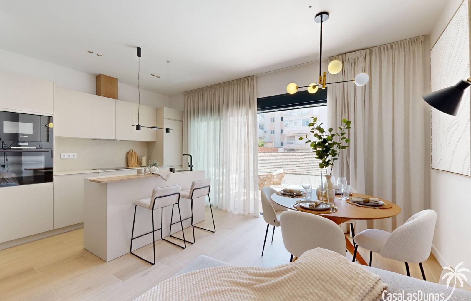 Diese wunderschönen neuen Apartments liegen direkt im Zentrum von Guardamar, nur 600 Meter vom Sandstrand entfernt. Sie sind geräumig, mit 3 Schlafzi