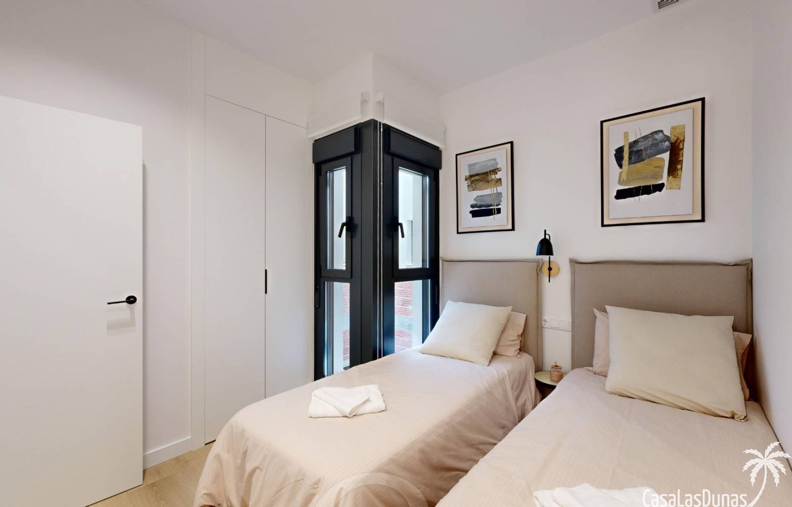 Diese wunderschönen neuen Apartments liegen direkt im Zentrum von Guardamar, nur 600 Meter vom Sandstrand entfernt. Sie sind geräumig, mit 3 Schlafzi