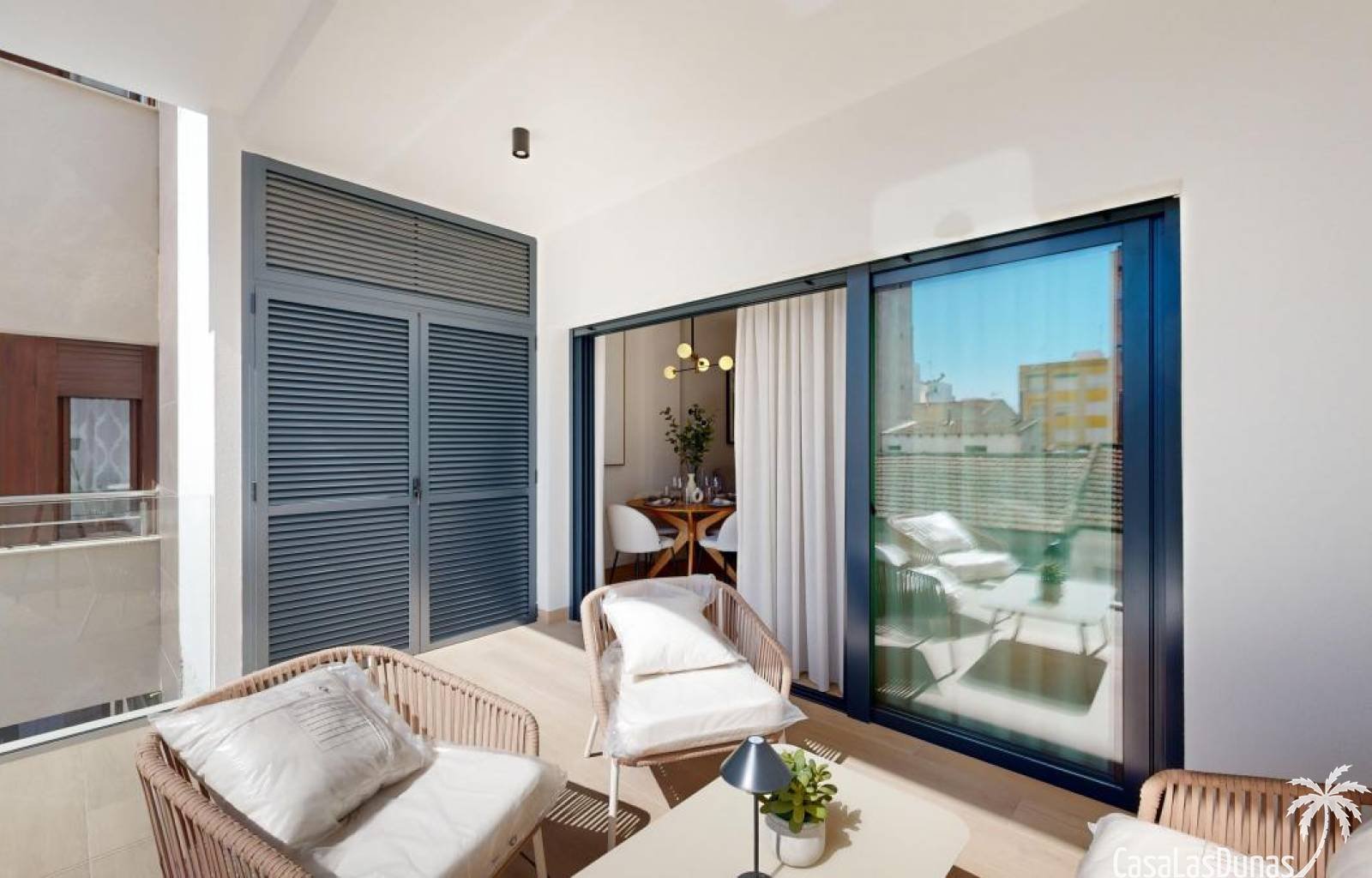 Diese wunderschönen neuen Apartments liegen direkt im Zentrum von Guardamar, nur 600 Meter vom Sandstrand entfernt. Sie sind geräumig, mit 3 Schlafzi