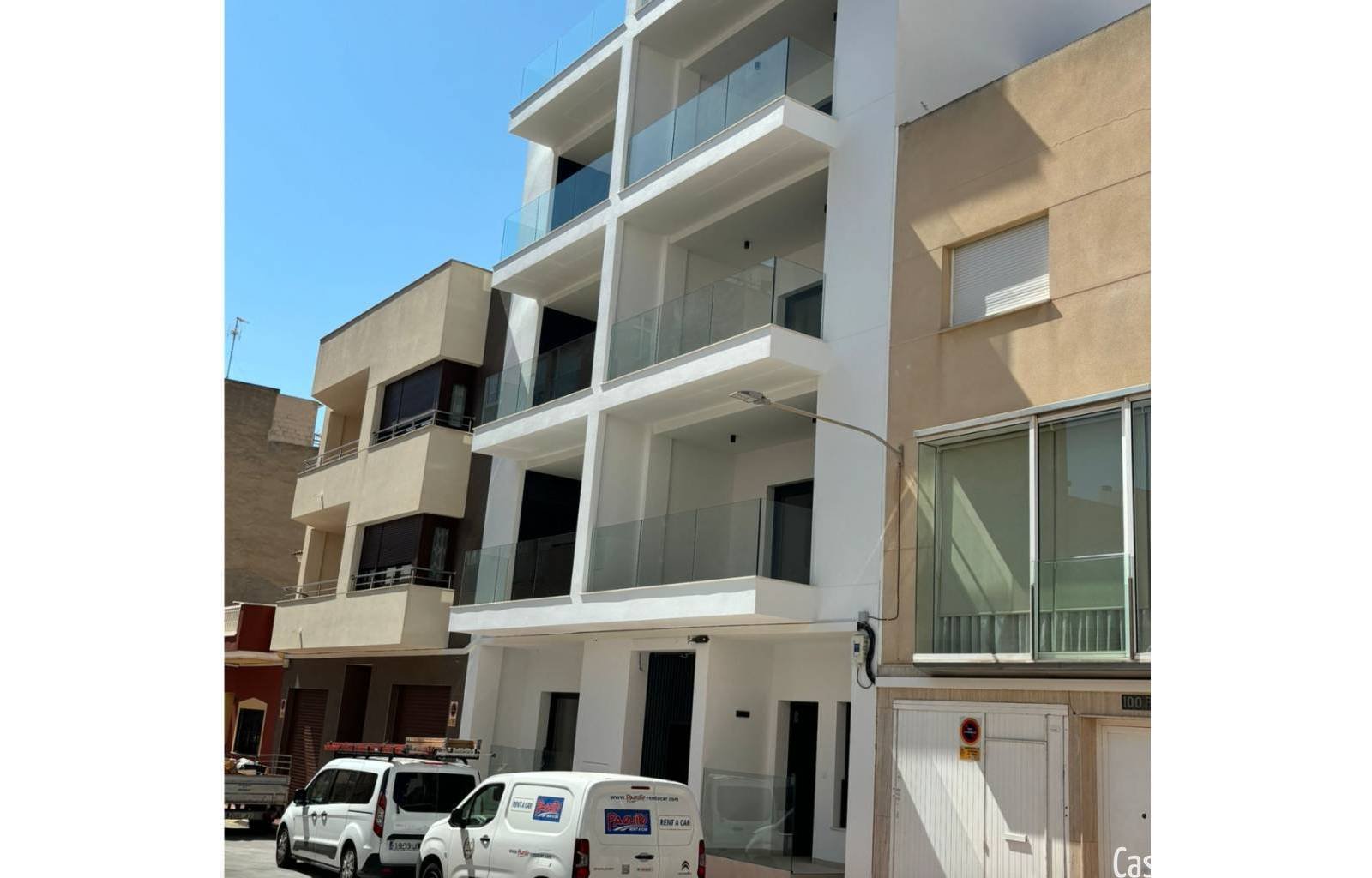 Diese wunderschönen neuen Apartments liegen direkt im Zentrum von Guardamar, nur 600 Meter vom Sandstrand entfernt. Sie sind geräumig, mit 3 Schlafzi