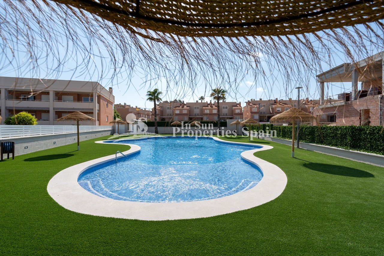 SCHÖNE QUAD IN EXKLUSIVEN WOHNANLAGE IN GRAN ALACANT! - mit Gemeinschaftspool und Gärten. 
 
Diese 86m2 Quad besteht aus 3 Schlafzimmer,