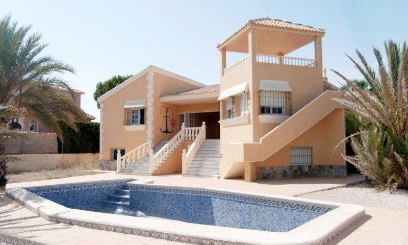LUXUSVILLA MIT PRIVATEM PIER IN LA MANGA - nur wenige Meter vom Strand entfernt!
 
Zwischen zwei Meeren, dem Mar Menor und dem Mittelmeer