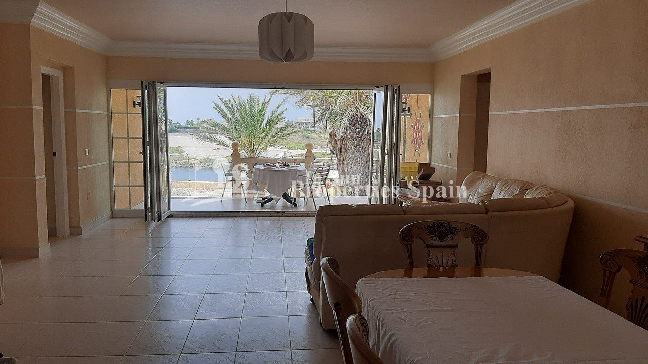 LUXUSVILLA MIT PRIVATEM PIER IN LA MANGA - nur wenige Meter vom Strand entfernt!
 
Zwischen zwei Meeren, dem Mar Menor und dem Mittelmeer