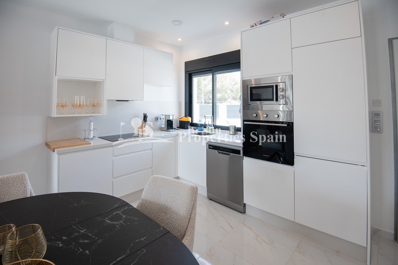 EXKLUSIVE MODERNE VILLA IN PINAR DE CAMPOVERDE, NEUBAU.
 
Diese 116m2 moderne Villa besteht aus 3 Schlafzimmern, 2 Bädern, einem offenen