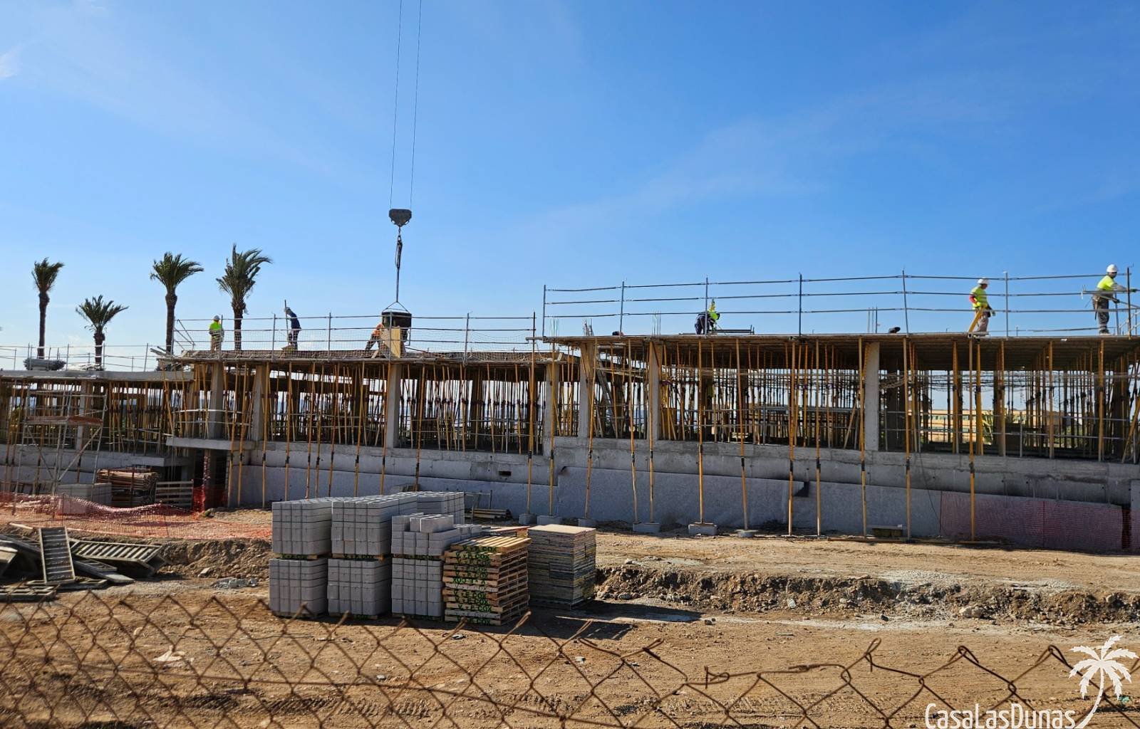 Diese wunderschönen Villen mit überdachter Garage und privatem Swimmingpool werden in der Nähe des Quiron-Krankenhauses gebaut. Das Projekt wird aus