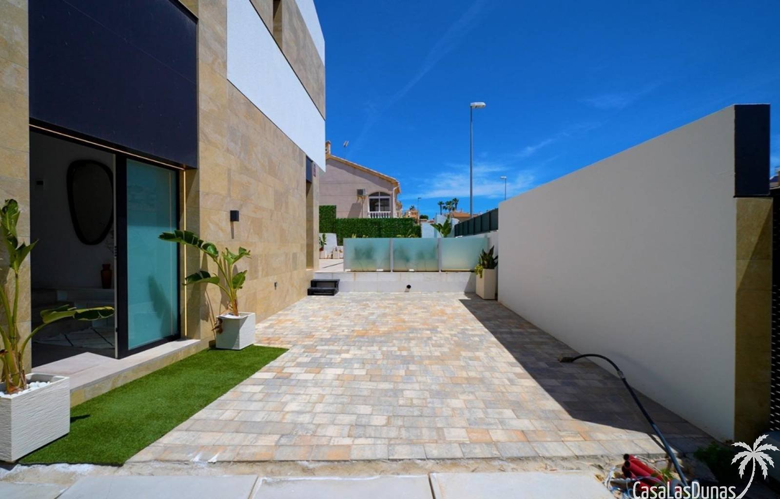 Deze exclusieve villas beschikken over 3 slaapkamers en 3 badkamers, én buitenzwembad, een carport en een fraai aangelegde tuin. Gelegen in het zonni