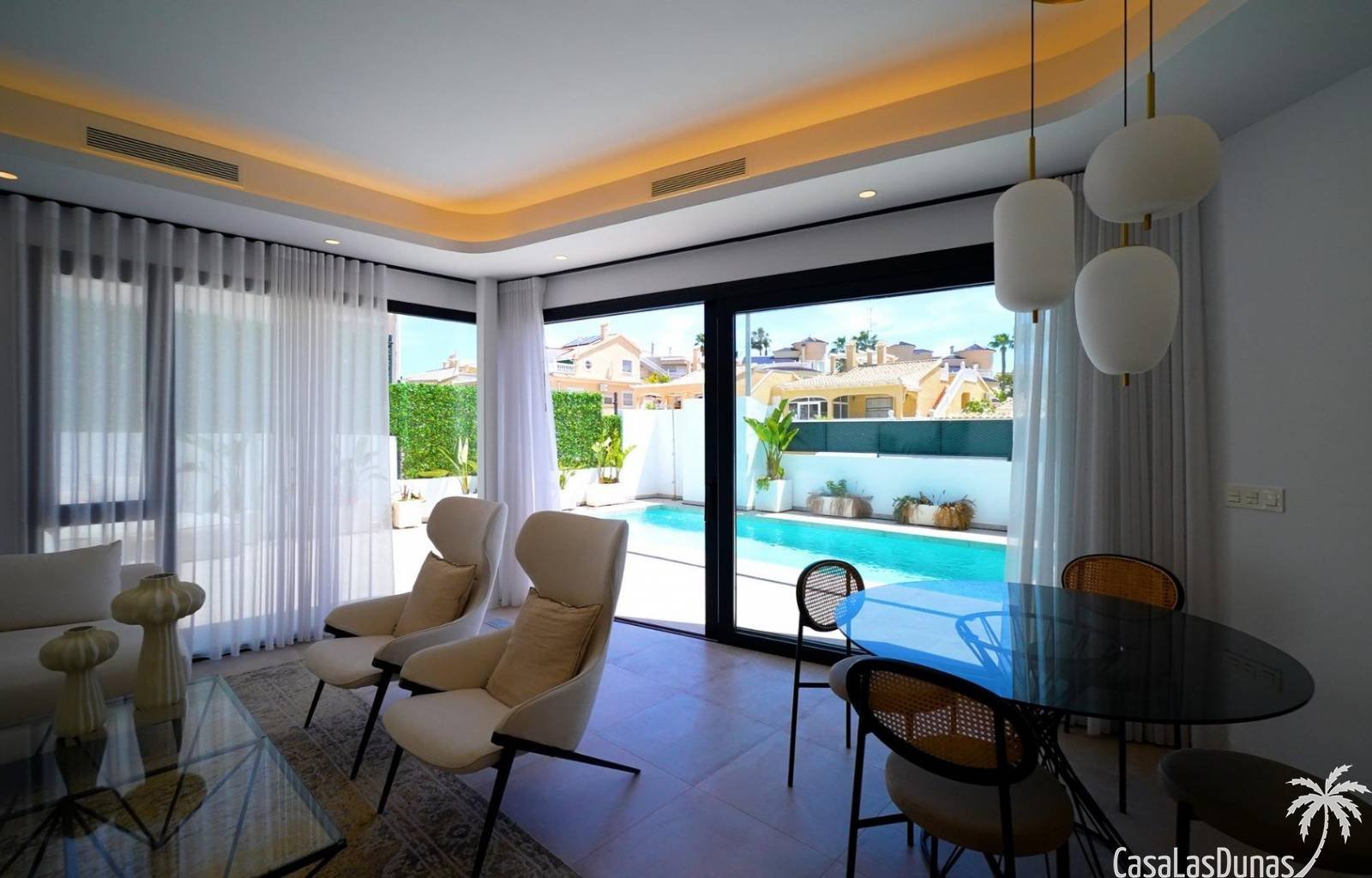 Deze exclusieve villas beschikken over 3 slaapkamers en 3 badkamers, én buitenzwembad, een carport en een fraai aangelegde tuin. Gelegen in het zonni