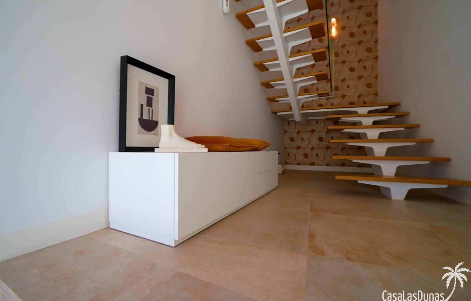 Deze exclusieve villas beschikken over 3 slaapkamers en 3 badkamers, én buitenzwembad, een carport en een fraai aangelegde tuin. Gelegen in het zonni