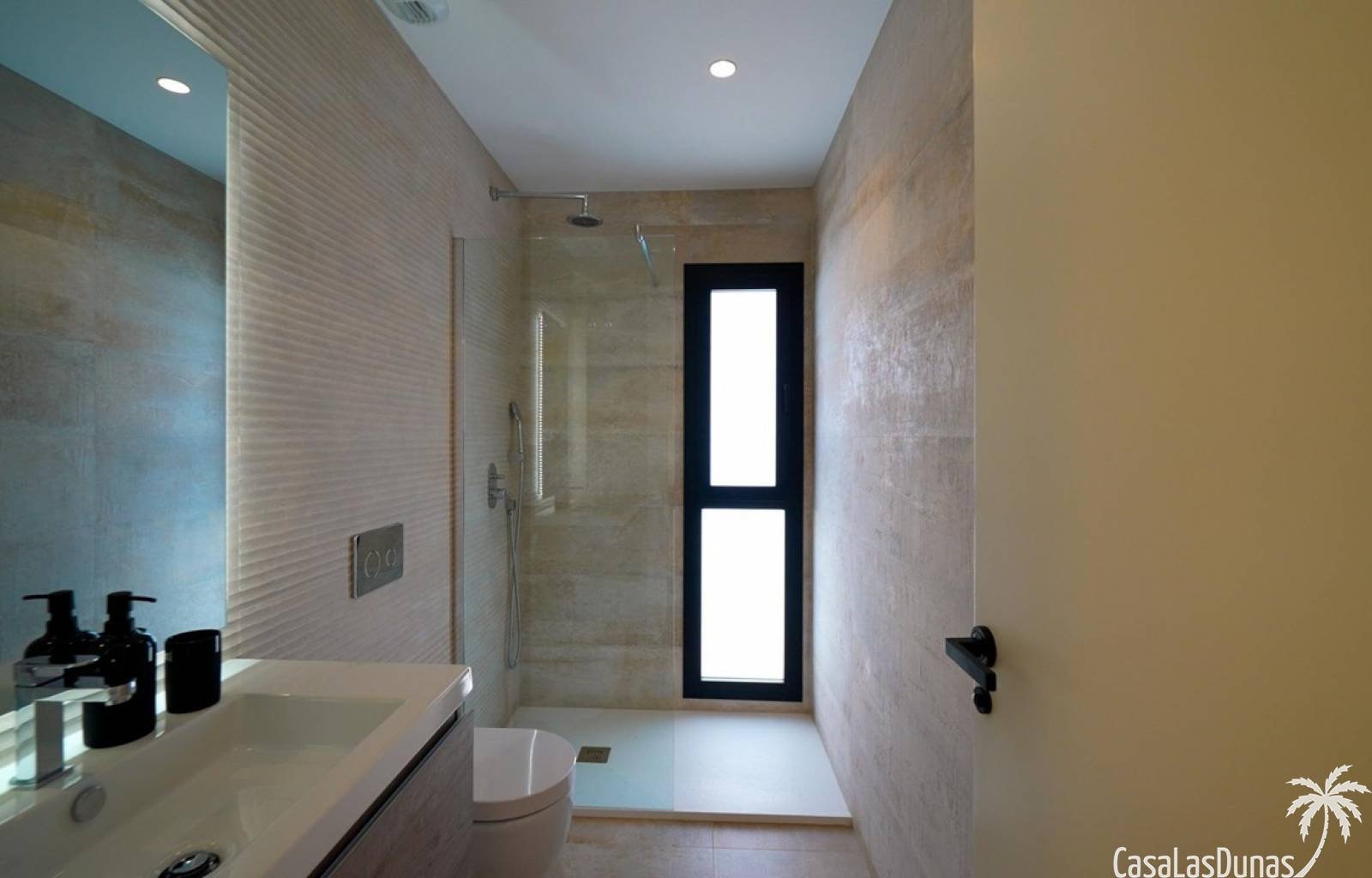 Deze exclusieve villas beschikken over 3 slaapkamers en 3 badkamers, én buitenzwembad, een carport en een fraai aangelegde tuin. Gelegen in het zonni