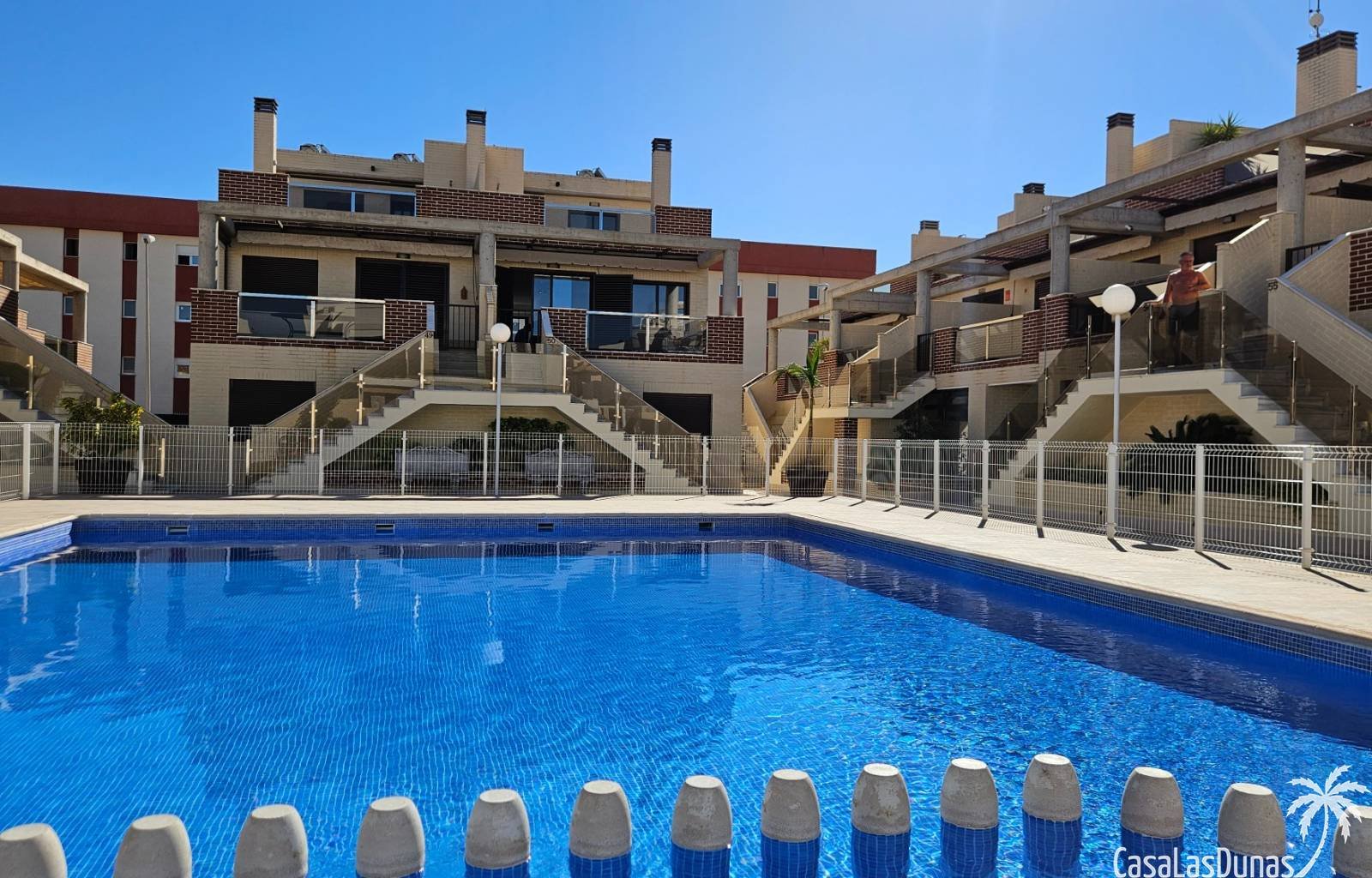 Entdecken Sie diese ideal gelegene Dachgeschosswohnung mit privater Dachterrasse in Lomas de Cabo Roig, nur wenige Schritte von Geschäften, Bars, Res