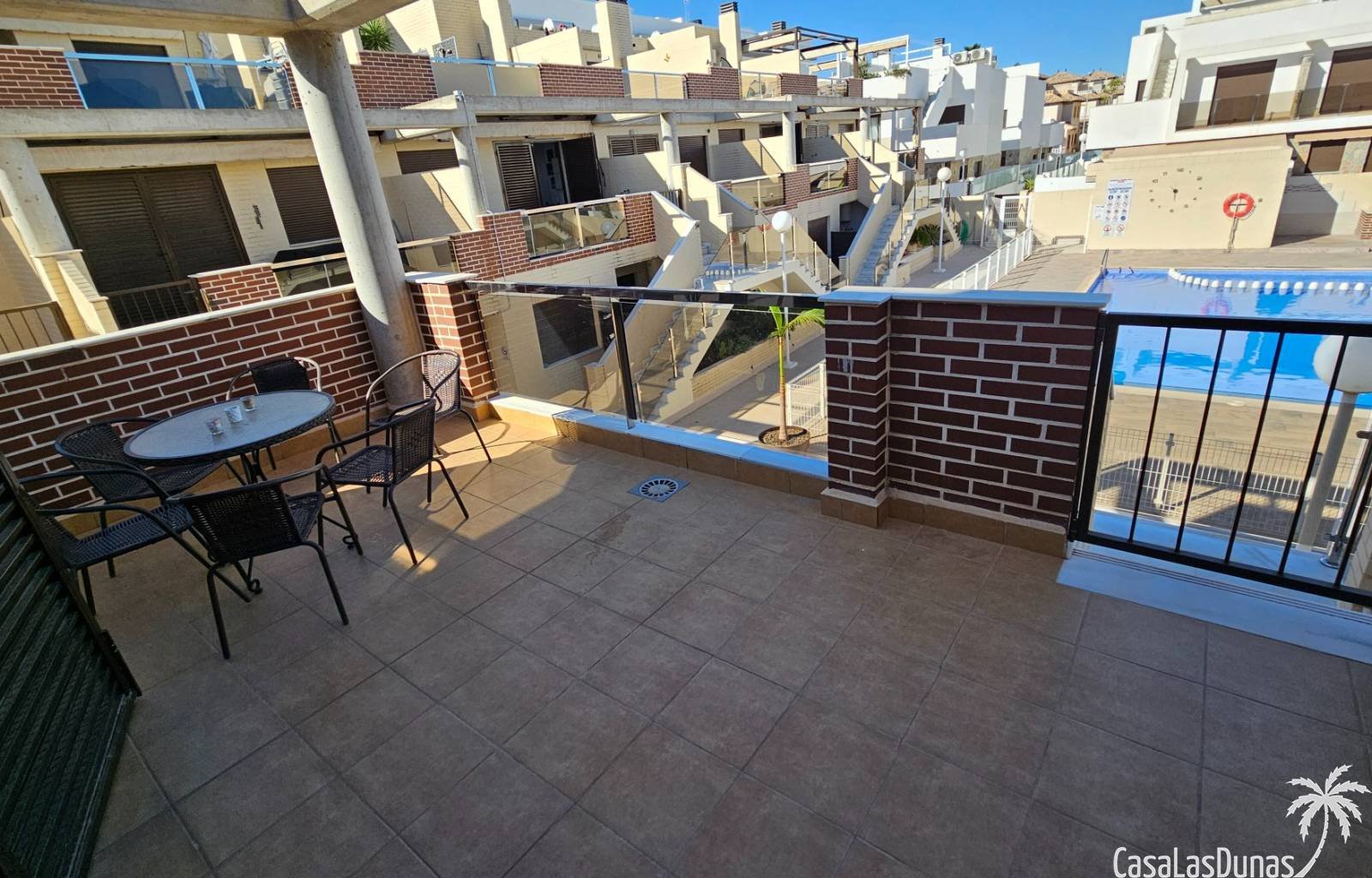 Entdecken Sie diese ideal gelegene Dachgeschosswohnung mit privater Dachterrasse in Lomas de Cabo Roig, nur wenige Schritte von Geschäften, Bars, Res