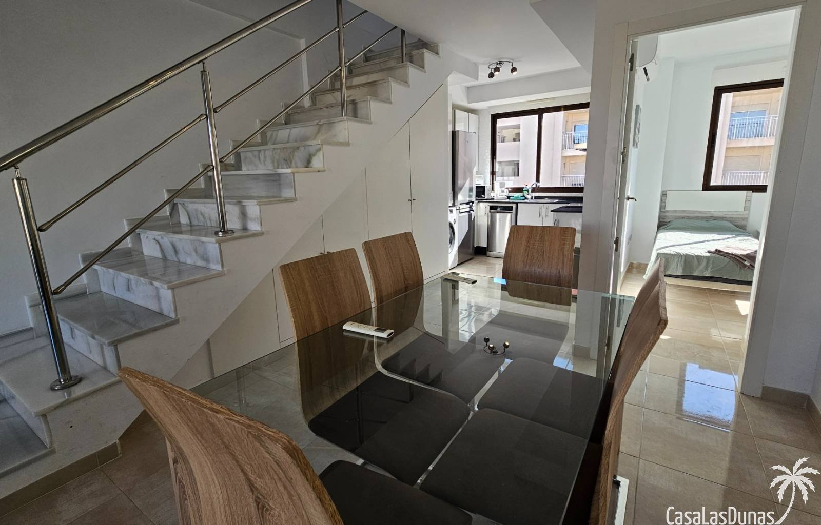 Entdecken Sie diese ideal gelegene Dachgeschosswohnung mit privater Dachterrasse in Lomas de Cabo Roig, nur wenige Schritte von Geschäften, Bars, Res