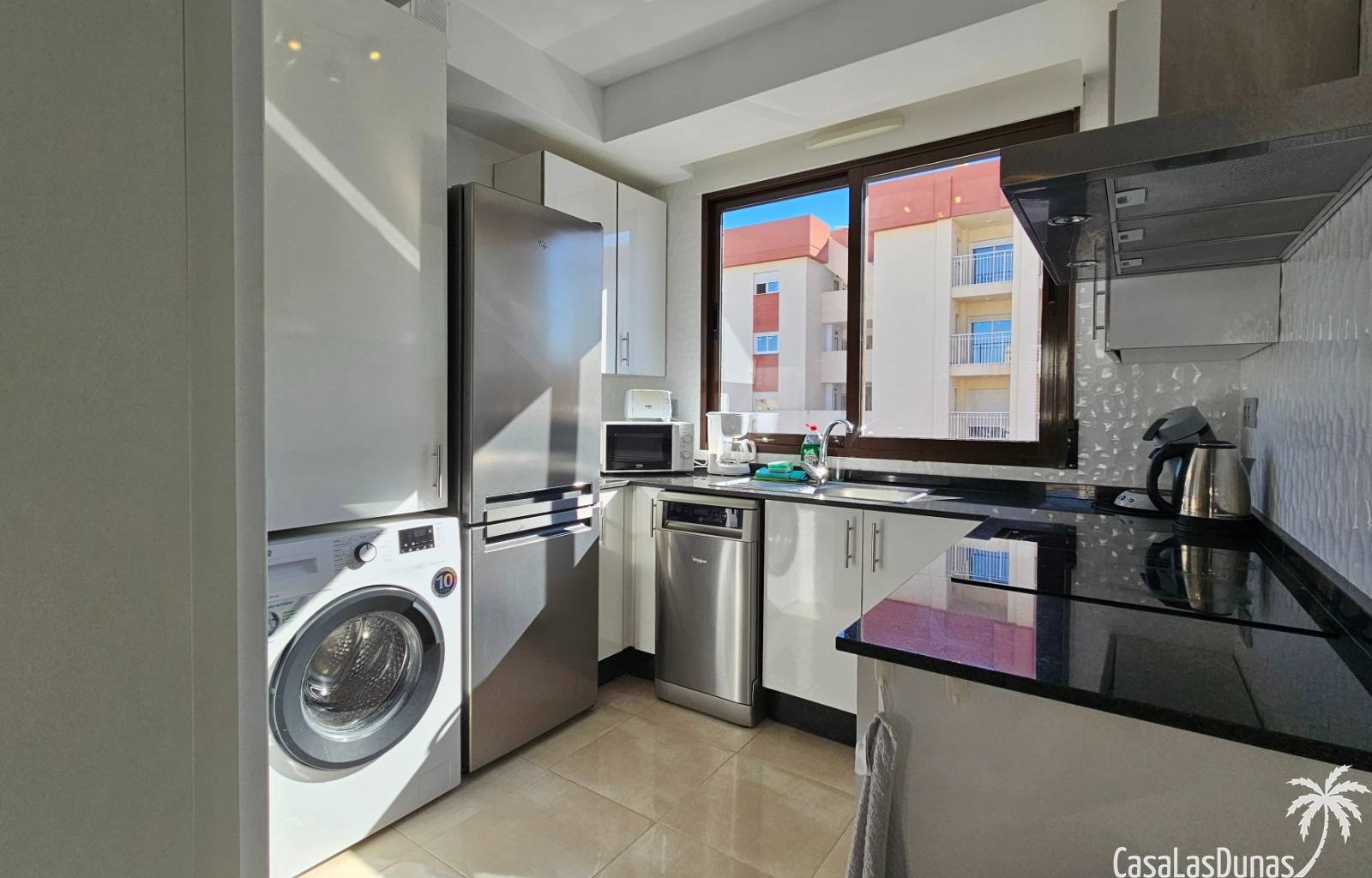 Entdecken Sie diese ideal gelegene Dachgeschosswohnung mit privater Dachterrasse in Lomas de Cabo Roig, nur wenige Schritte von Geschäften, Bars, Res
