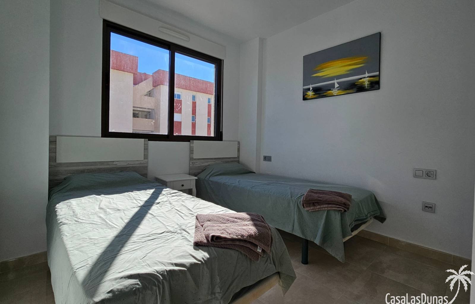 Entdecken Sie diese ideal gelegene Dachgeschosswohnung mit privater Dachterrasse in Lomas de Cabo Roig, nur wenige Schritte von Geschäften, Bars, Res