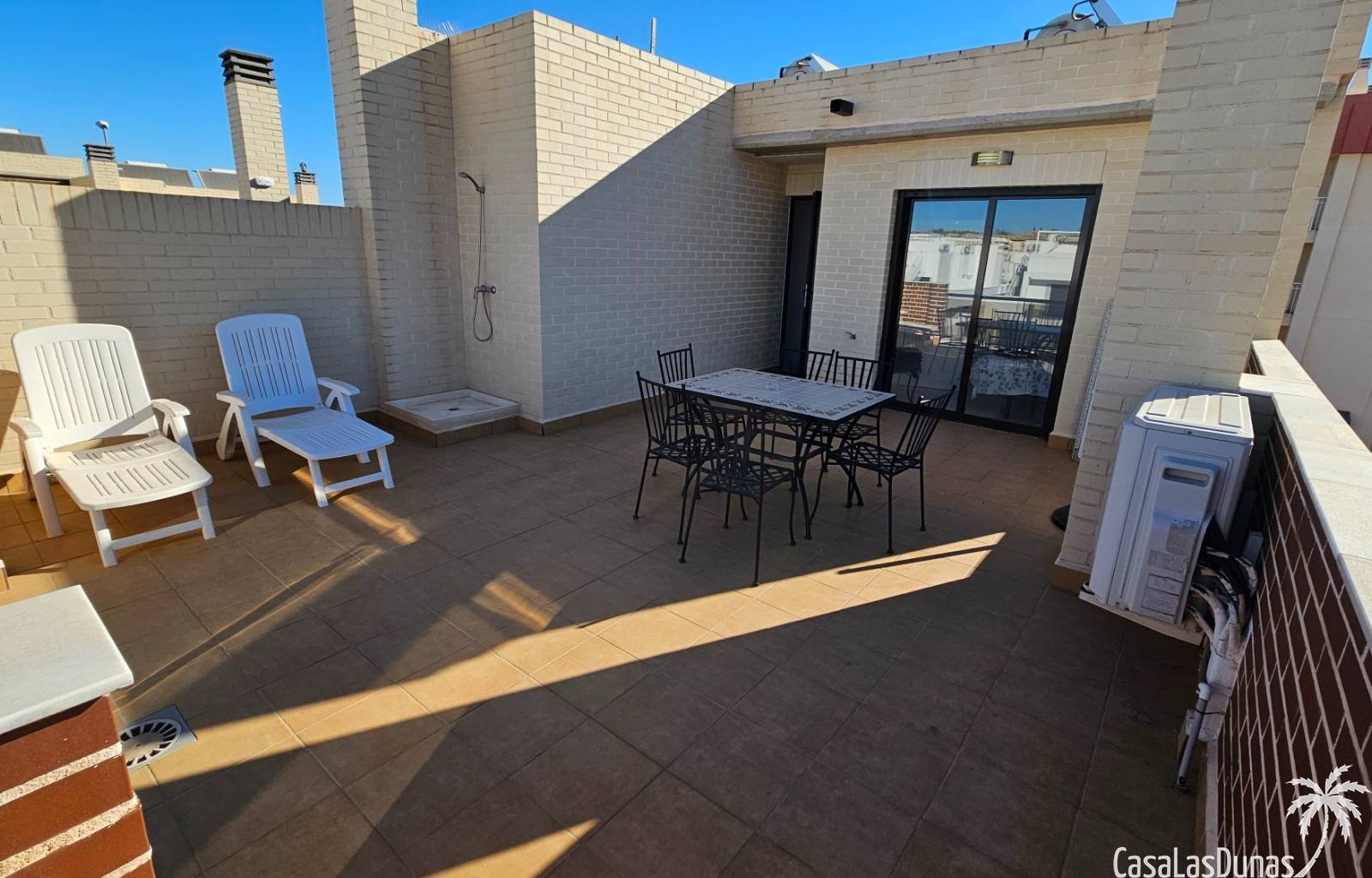 Entdecken Sie diese ideal gelegene Dachgeschosswohnung mit privater Dachterrasse in Lomas de Cabo Roig, nur wenige Schritte von Geschäften, Bars, Res