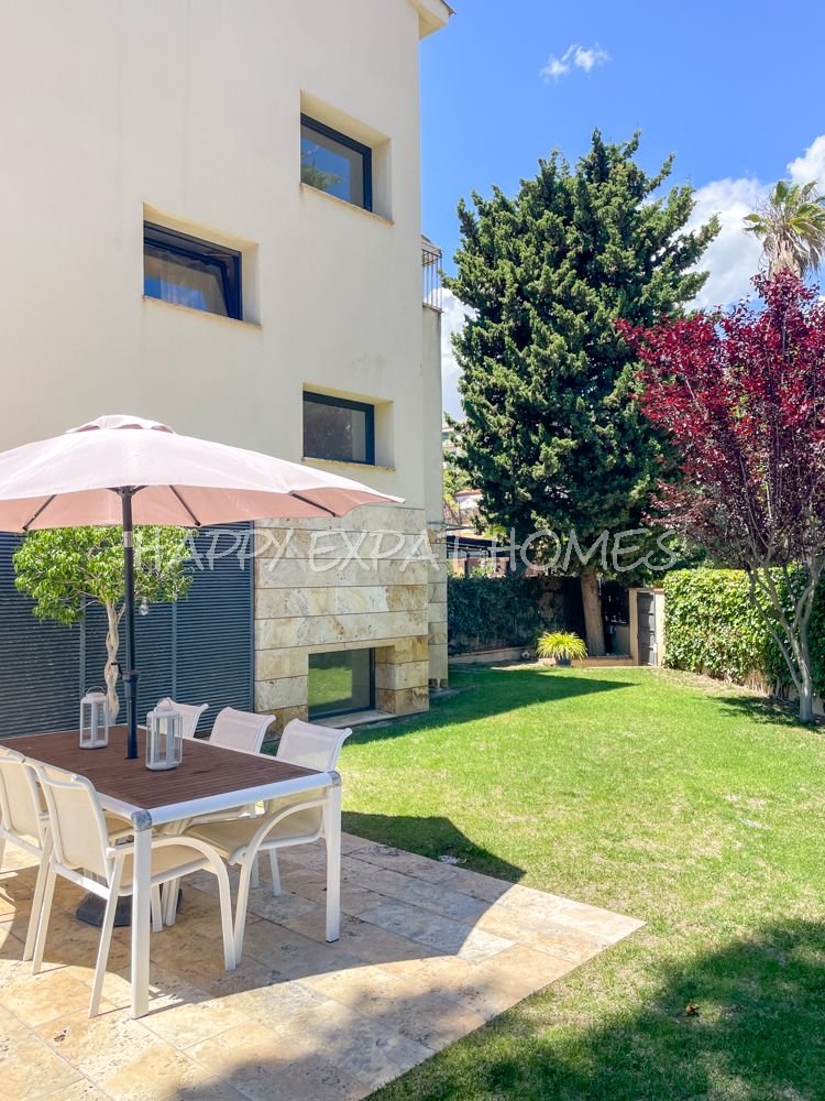 Beeindruckende Zweifamilienhaus-Hälfte mit Touristenlizenz (mit hoher Rentabilität) und Meerblick in Vallpineda.
Diese Doppelhaushälfte verfügt üb