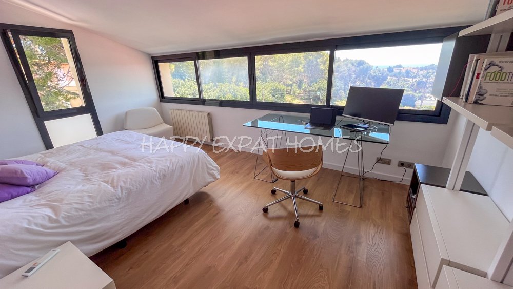 Beeindruckende Zweifamilienhaus-Hälfte mit Touristenlizenz (mit hoher Rentabilität) und Meerblick in Vallpineda.
Diese Doppelhaushälfte verfügt üb