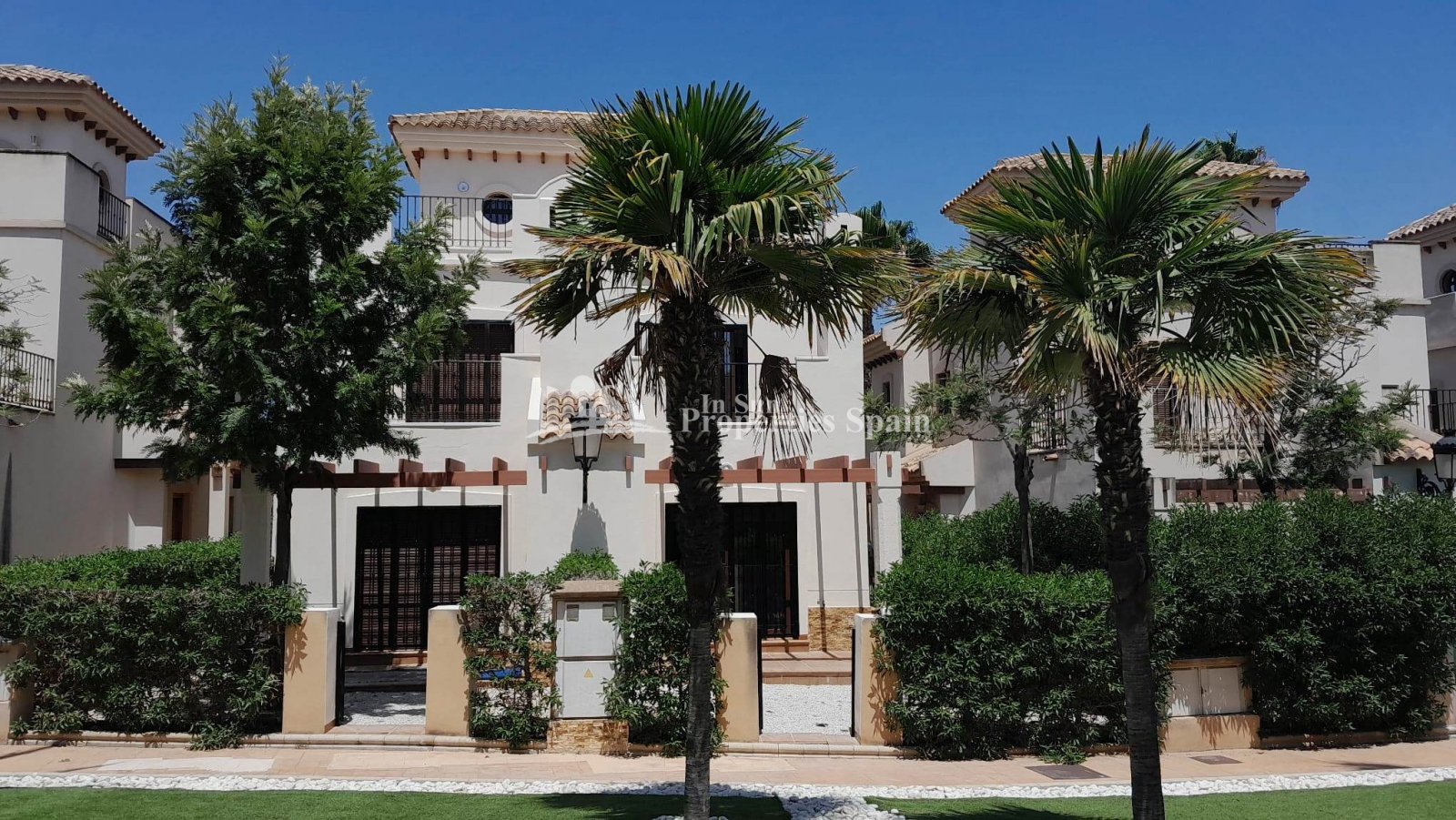 Wunderschöne, nach Süden ausgerichtete Doppelhaushälfte in La Finca Golf, Algorfa.
Wir freuen uns, Ihnen diese bezugsfertige 100 m² groß
