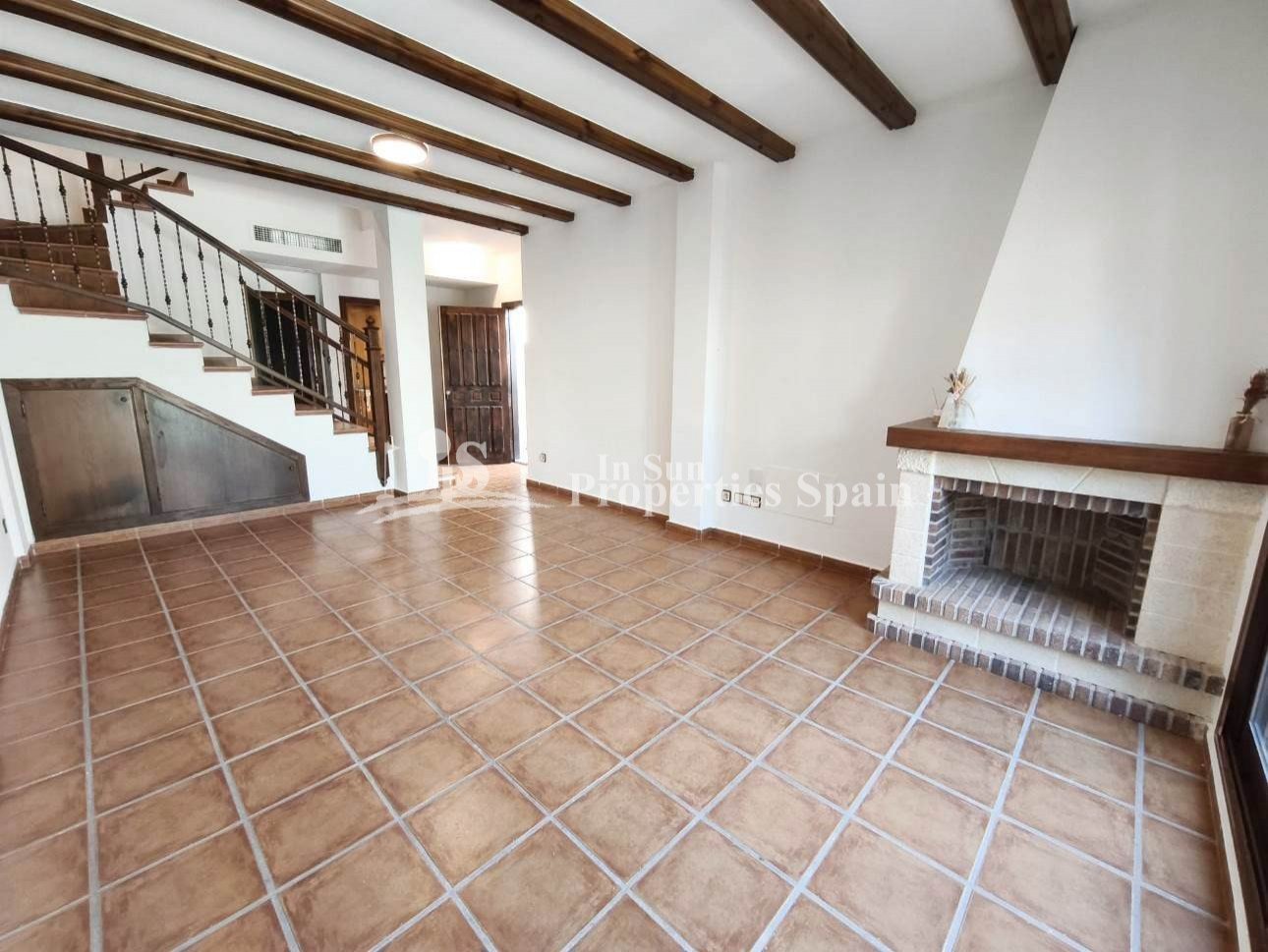 Wunderschöne, nach Süden ausgerichtete Doppelhaushälfte in La Finca Golf, Algorfa.
Wir freuen uns, Ihnen diese bezugsfertige 100 m² groß