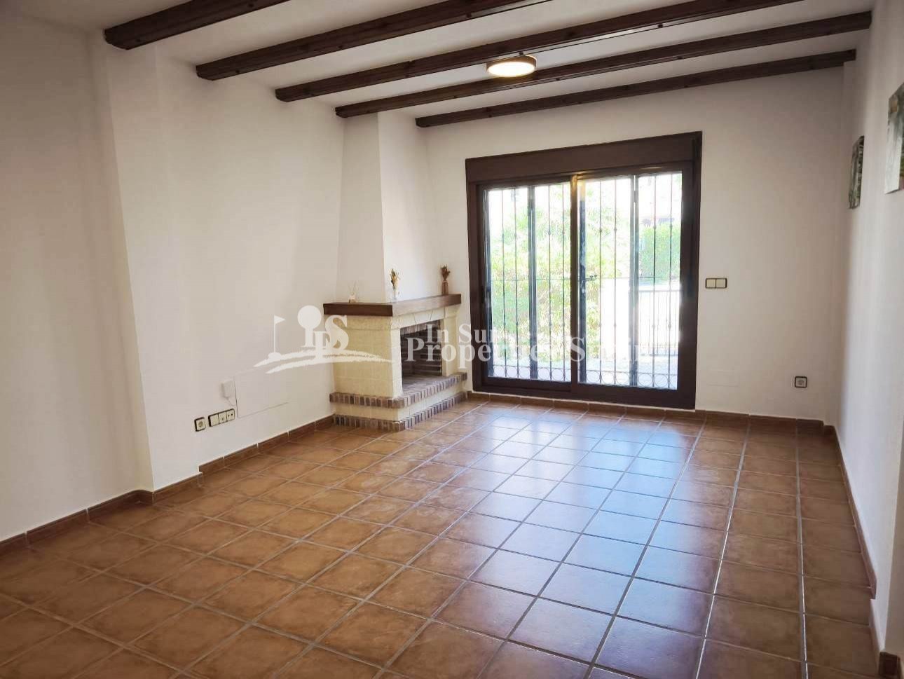 Wunderschöne, nach Süden ausgerichtete Doppelhaushälfte in La Finca Golf, Algorfa.
Wir freuen uns, Ihnen diese bezugsfertige 100 m² groß