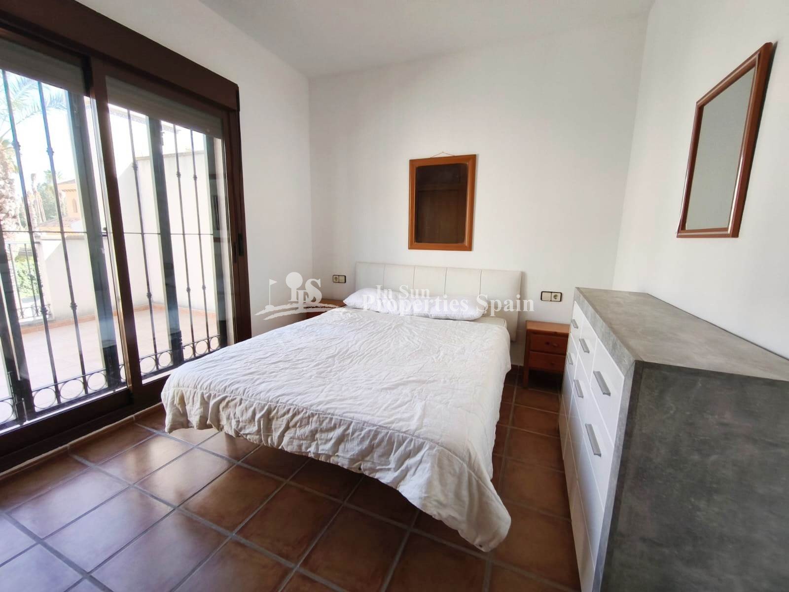 Wunderschöne, nach Süden ausgerichtete Doppelhaushälfte in La Finca Golf, Algorfa.
Wir freuen uns, Ihnen diese bezugsfertige 100 m² groß