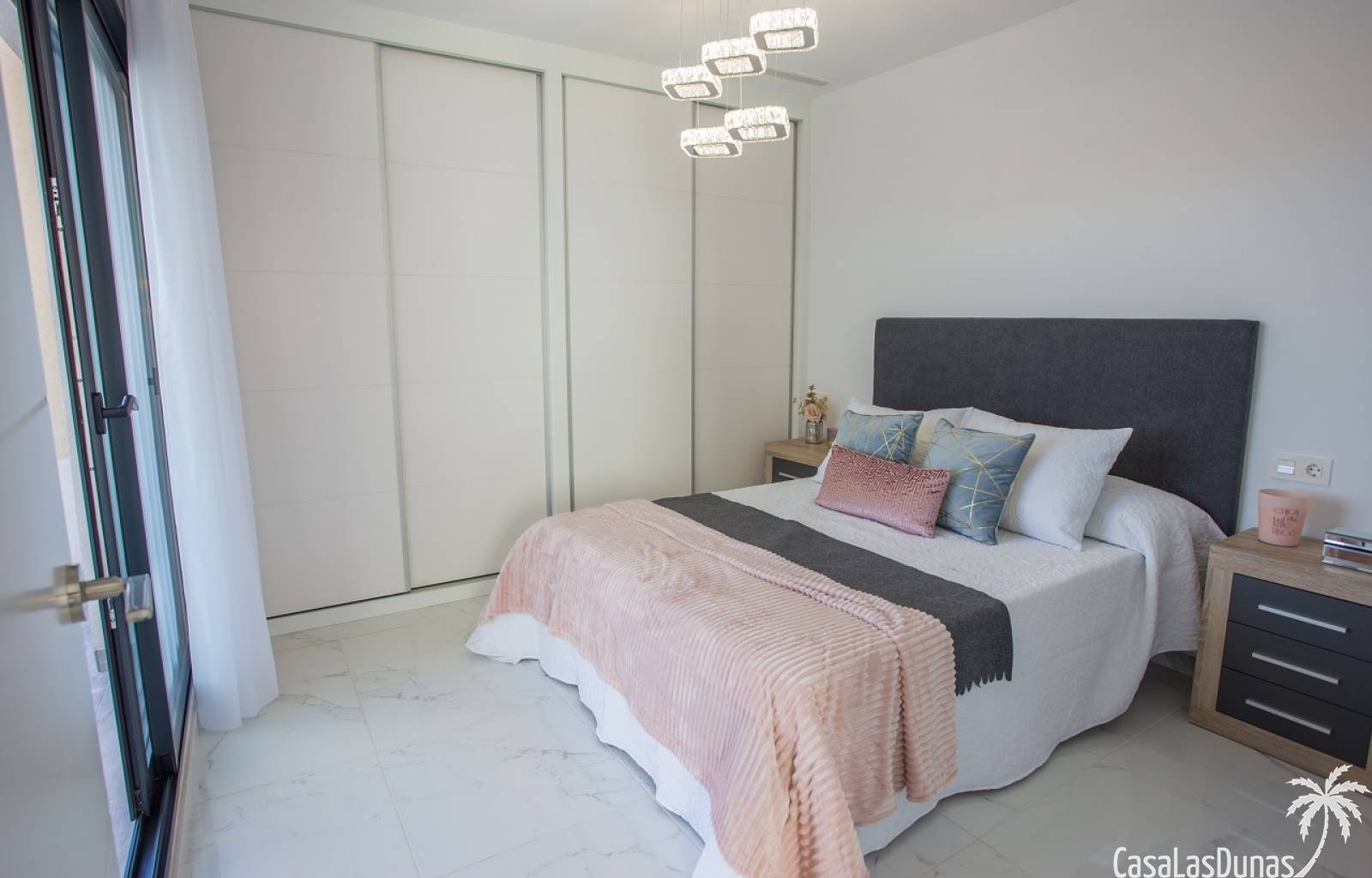Modernes Projekt mit 56 individuellen Villen, verteilt auf drei Etagen, steht jetzt zum Verkauf! Diese eleganten Villen mit Blick auf die Lagune werd