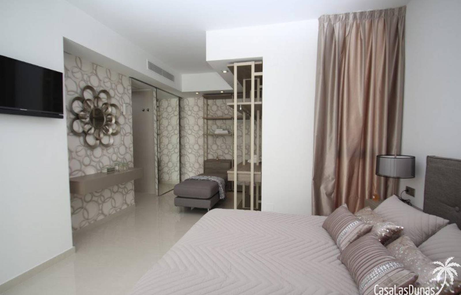 Diese Residenz, bestehend aus 16 freistehenden Villen, wird derzeit nur 3 Gehminuten von den ausgezeichneten Sandstränden von Mar Menor entfernt geba