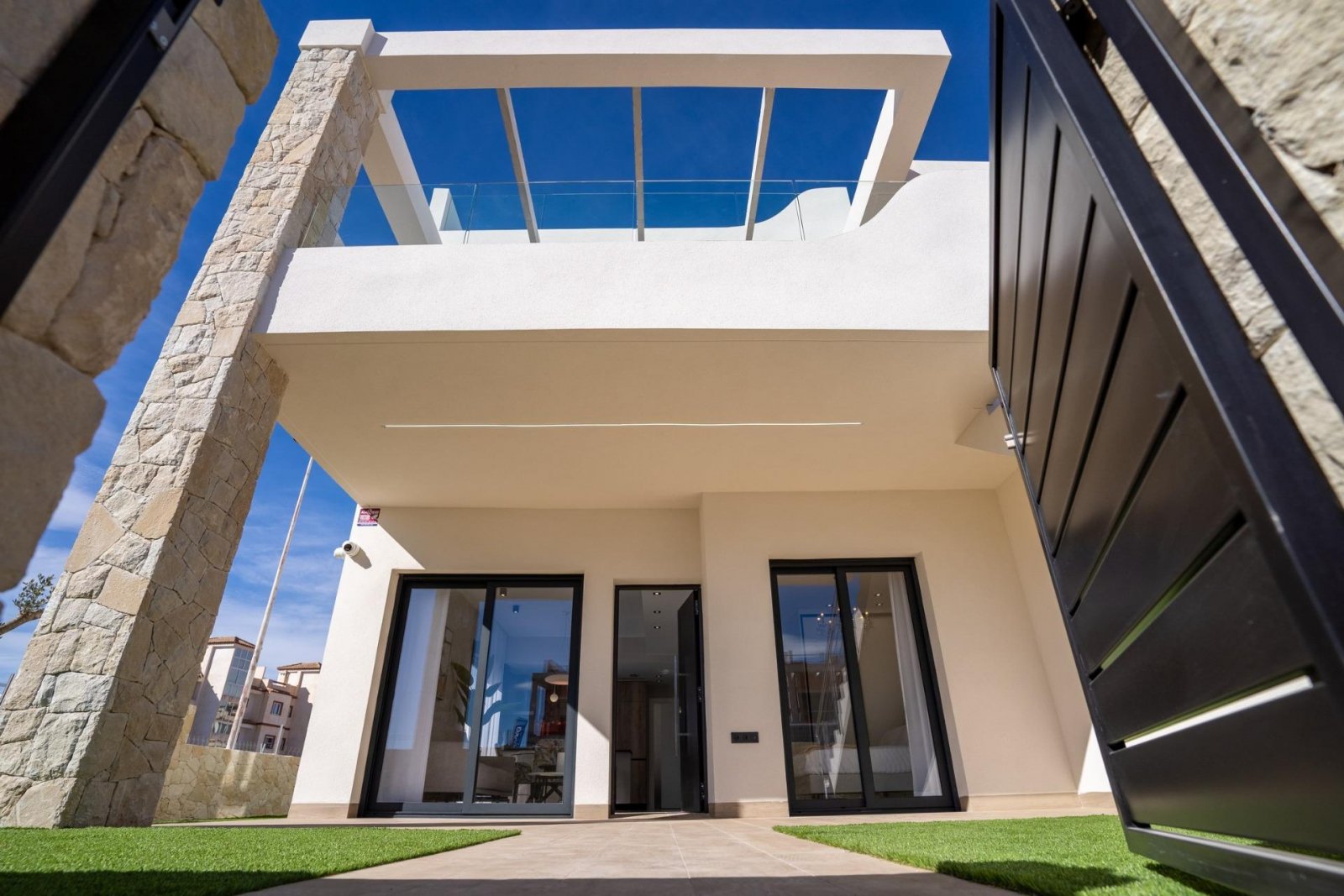 Neubausiedlung in Pilar de la Horadada - in Gehweite zu allen Annehmlichkeiten!
Diese 82m2 Erdgeschoss-Wohnung ist auf einem 205m2 Grund