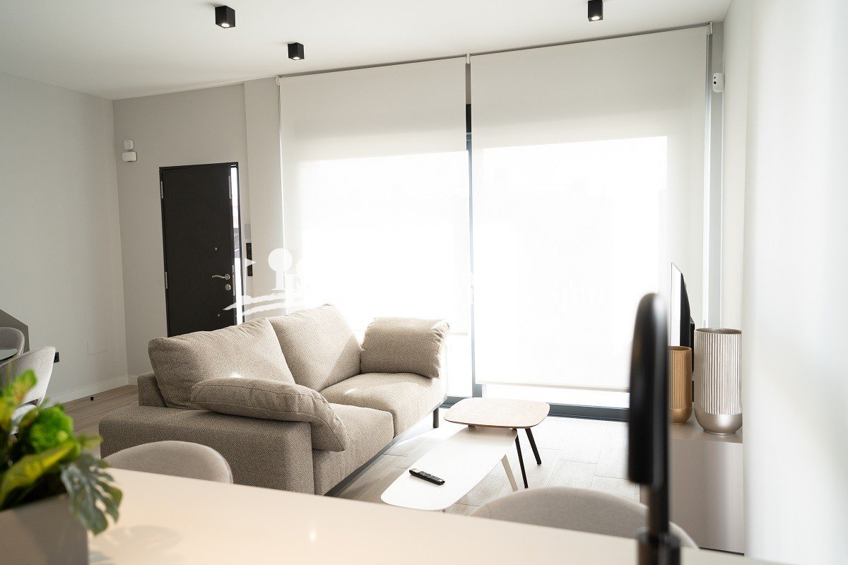 Neubausiedlung in Pilar de la Horadada - in Gehweite zu allen Annehmlichkeiten!
Diese 82m2 Erdgeschoss-Wohnung ist auf einem 205m2 Grund