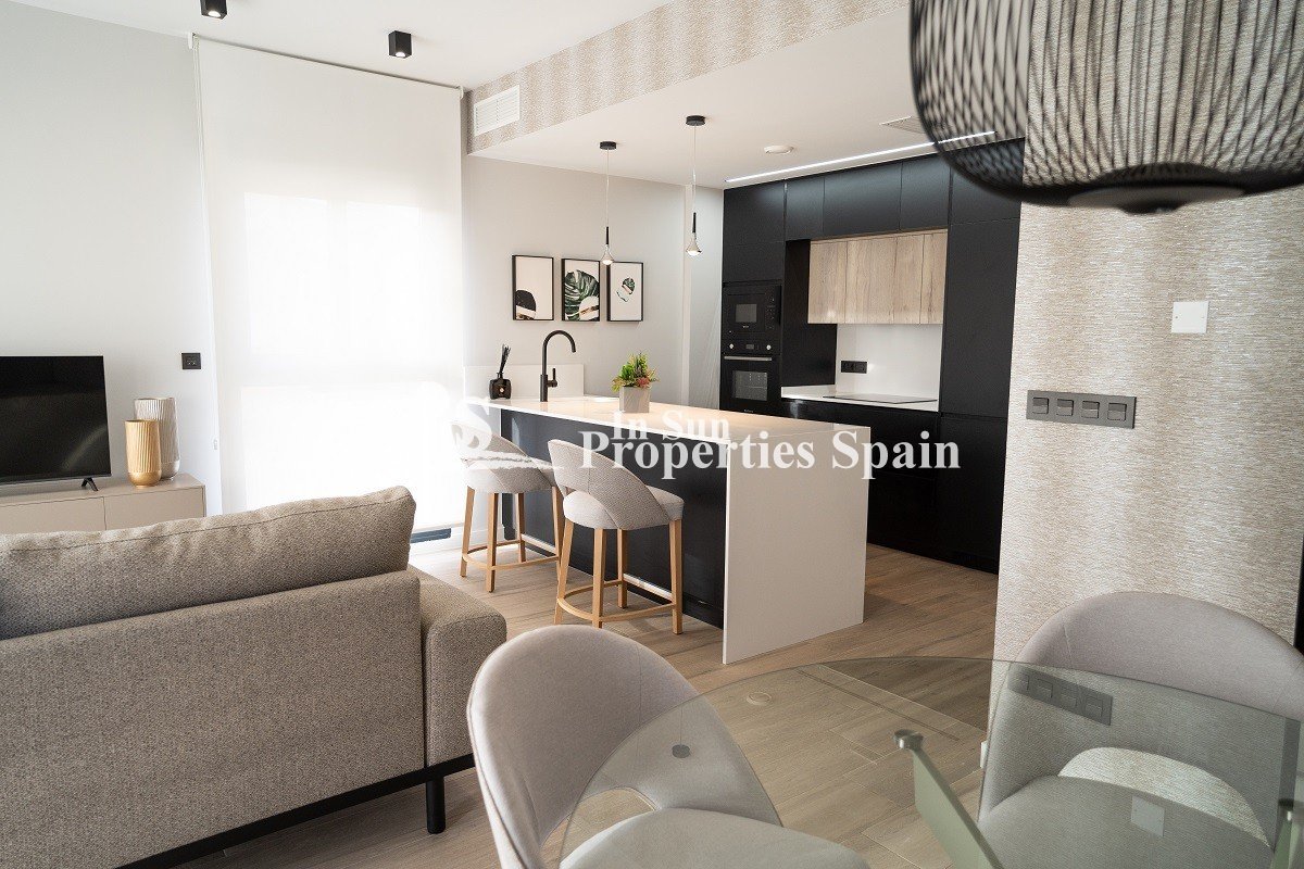Neubausiedlung in Pilar de la Horadada - in Gehweite zu allen Annehmlichkeiten!
Diese 82m2 Erdgeschoss-Wohnung ist auf einem 205m2 Grund