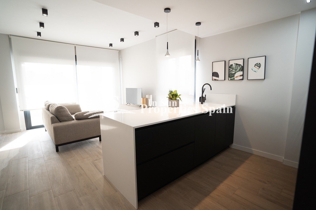 Neubausiedlung in Pilar de la Horadada - in Gehweite zu allen Annehmlichkeiten!
Diese 82m2 Erdgeschoss-Wohnung ist auf einem 205m2 Grund