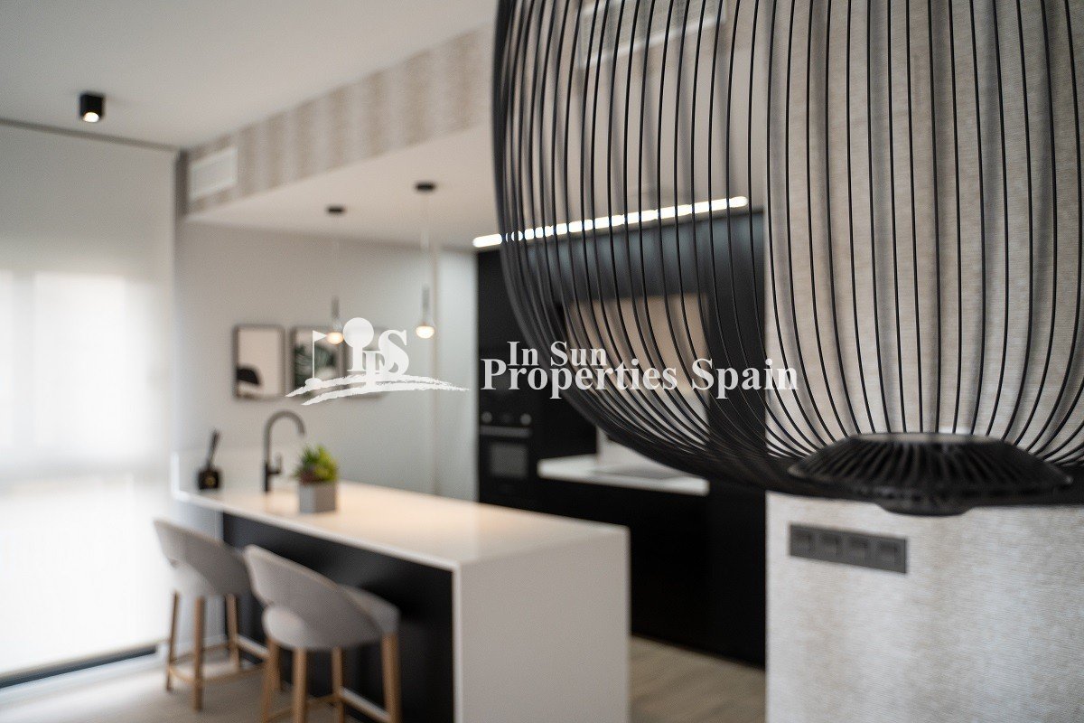 Neubausiedlung in Pilar de la Horadada - in Gehweite zu allen Annehmlichkeiten!
Diese 82m2 Erdgeschoss-Wohnung ist auf einem 205m2 Grund