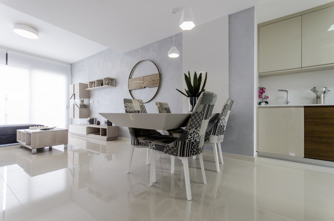NEUBAU VON VILLEN IN SAN MIGUEL DE SALINAS
 
 Neubau Villen mit 4 Schlafzimmern und 3 Bädern, offene Küche mit Wohn-Esszimmer.
 
 Alle Vi