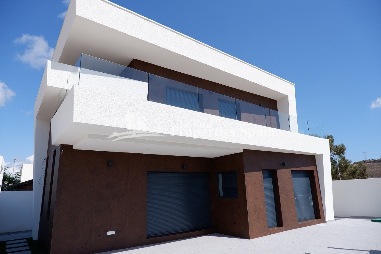FABELHAFTE MODERNE NEUBAU-VILLA IN BENIJOFAR mit privatem Pool und Garten.
 
Dieser Neubau modernen Stils, Villa mit 135m2, besteht aus e