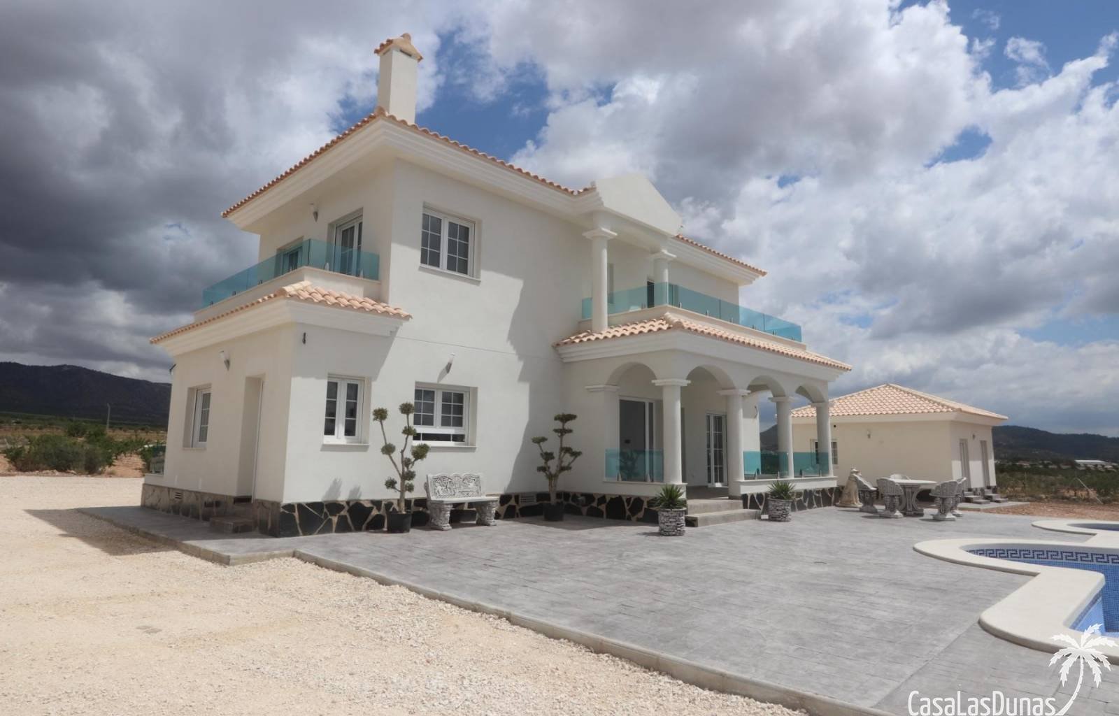 Bauen Sie Ihre eigene Traumvilla in Pinoso ! Es besteht die Möglichkeit, zwischen einem traditionellen Baustil und einem modernen Stil zu wählen. Das